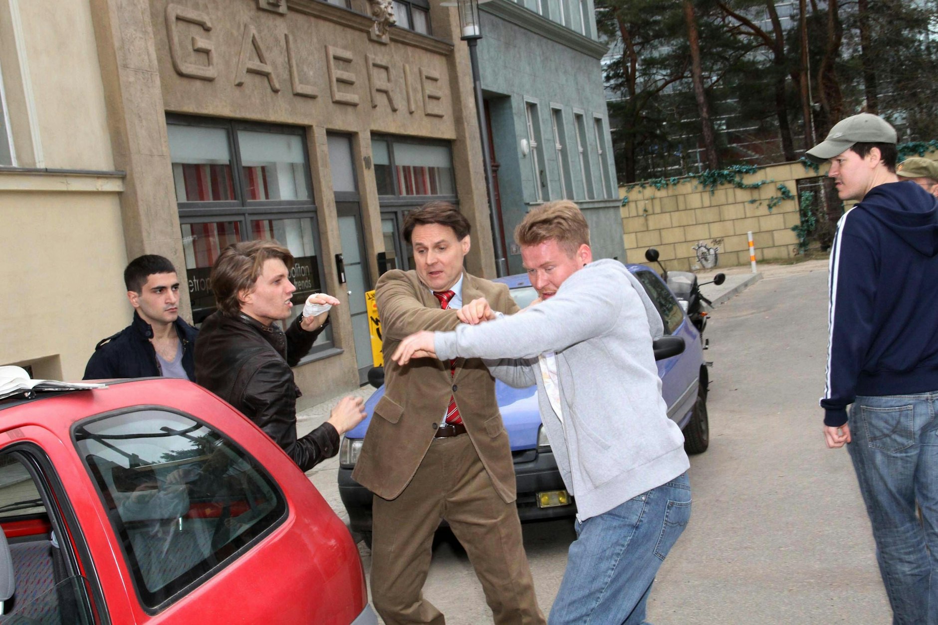 Wolfgang Bahro (mittig) in einer GZSZ-Szene von 2011.