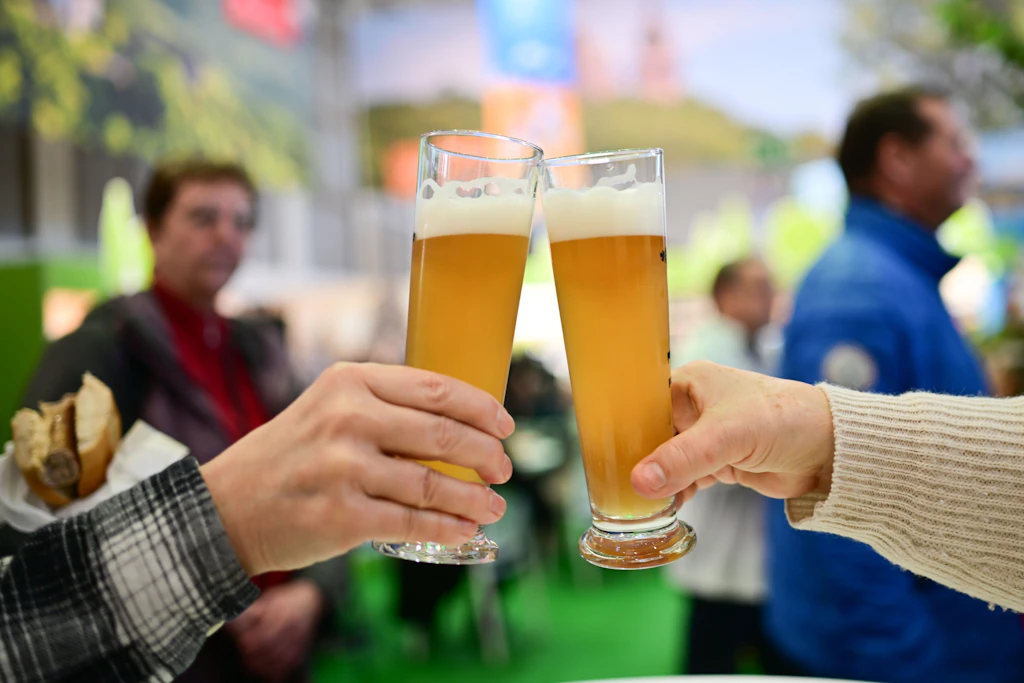 Begleitetes Trinken: Drogenbeauftragter Hendrik Streeck drängt auf Abschaffung