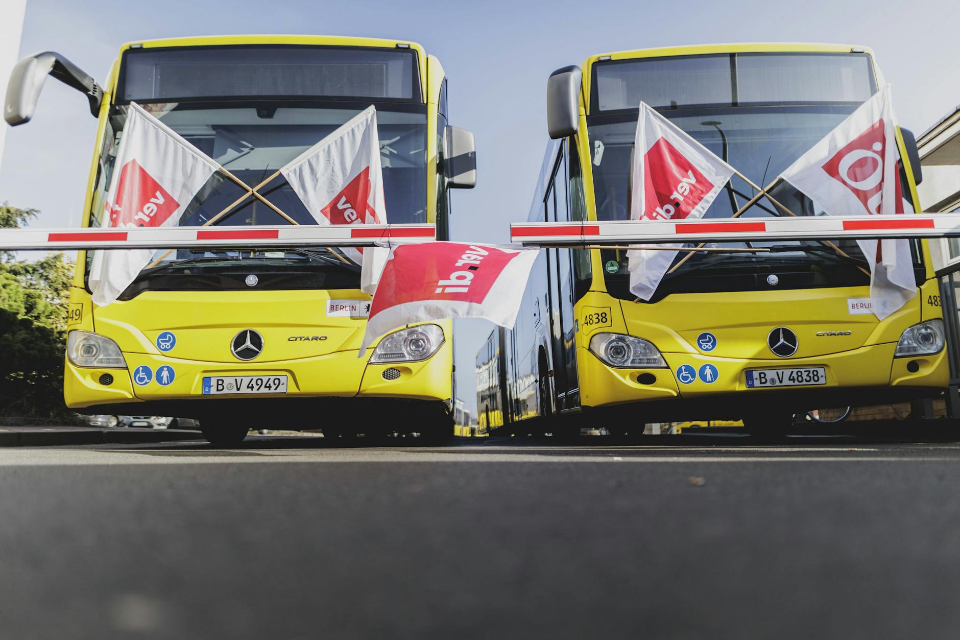 Alle Räder stehen still: Auf dem Betriebshof Lichtenberg haben Busse während eines Warnstreiks am 29. Februar 2024 Pause. Auch damals ging es um bessere Arbeitsbedingungen bei der BVG.