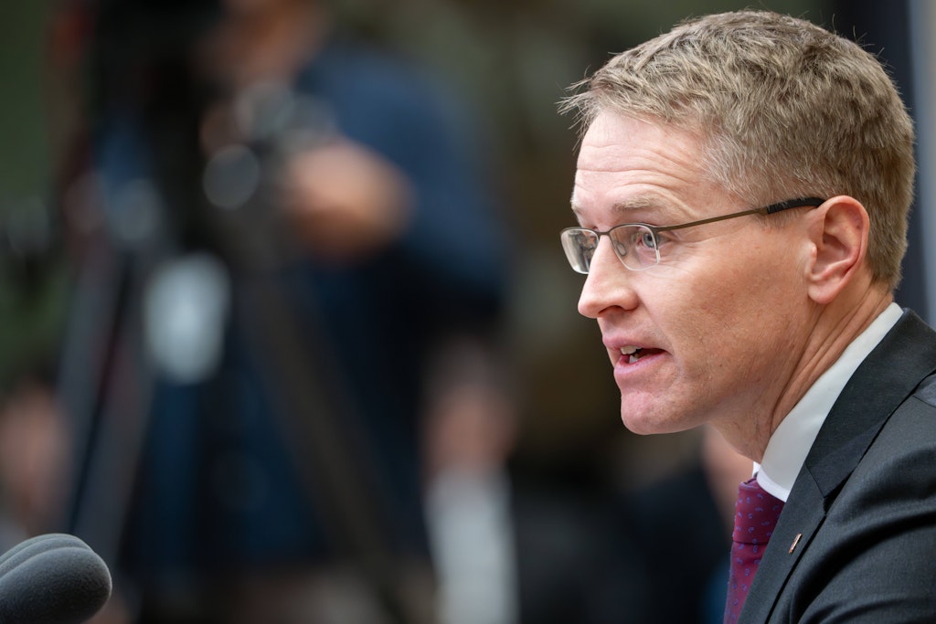 Lawyer sharply criticizes Daniel Günther's statements: Endangering ...