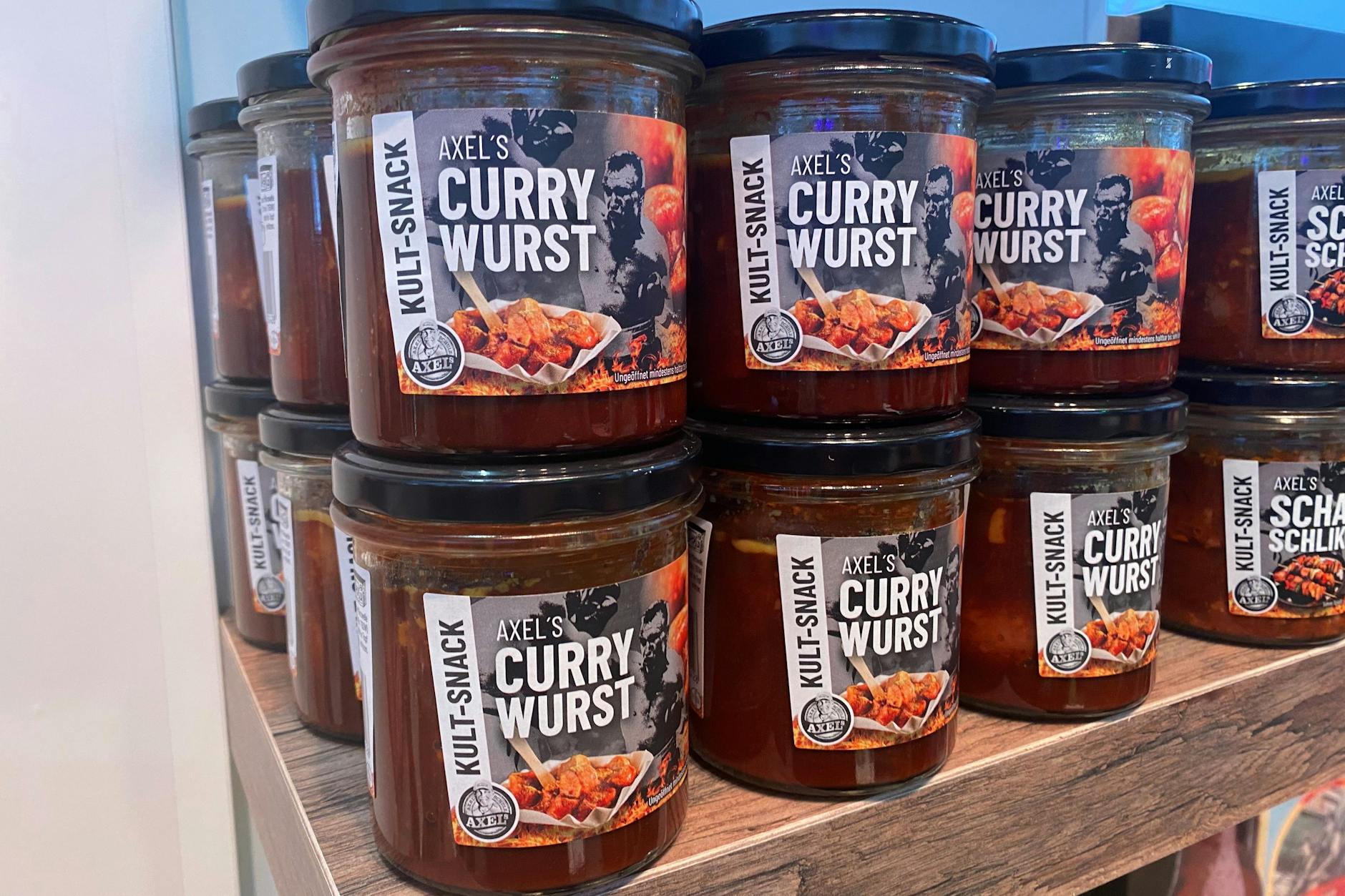 Das ist die Currywurst, für die Axel Schulz die Rezeptur für die Sauce erfand.