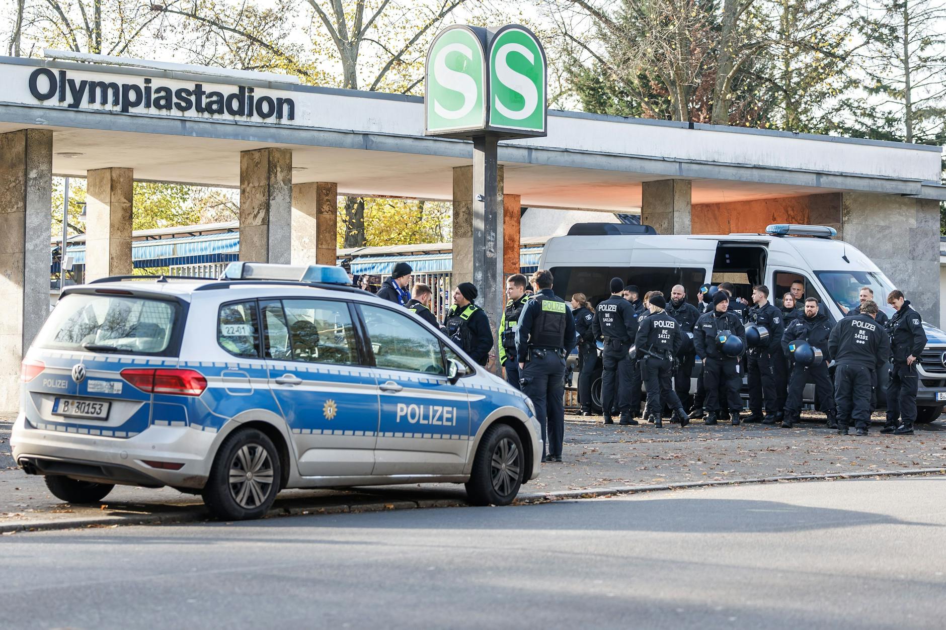 Fans und Hertha BSC kritisieren seit dem Duell mit Dynamo Dresden am 1. November eine veränderte Präsenz rund um das Olympiastadion.