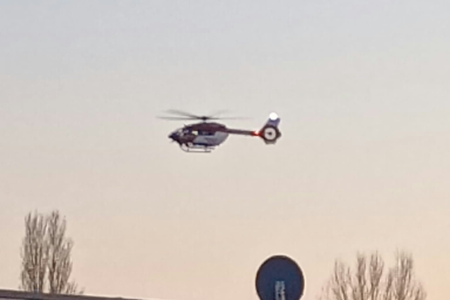Ein Hubschrauber kreist Montagnachmittag über der Bucht.