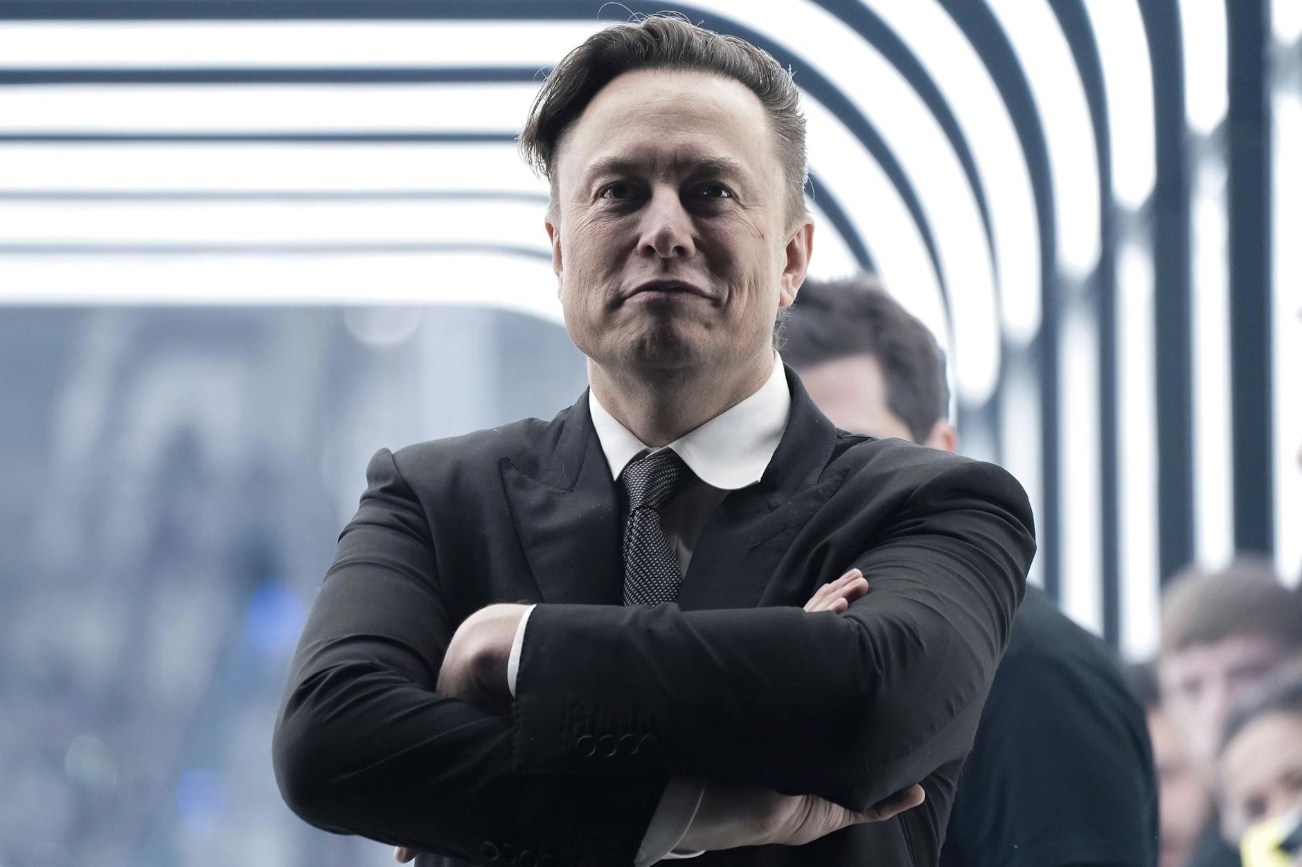 Der Hausherr in seinem märkischen Werk: Elon Musk hat das Ziel nicht aufgegeben, in Grünheide die modernsten Batterien der Welt zu bauen – wenn auch deutlich später als ursprünglich versprochen.