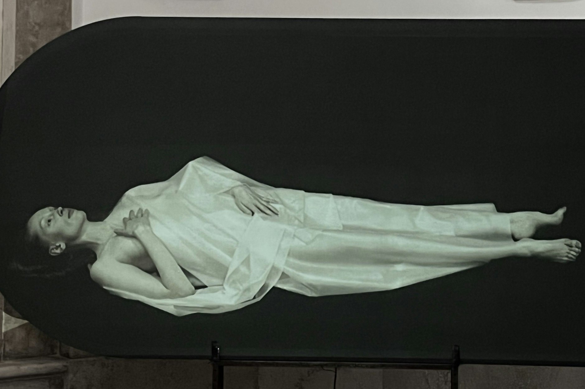 Dominik Lejman: „Reenactment“ (mit Performerin Bianca O’Brian), 2022, Acryl auf Leinwand, Videoprojektion