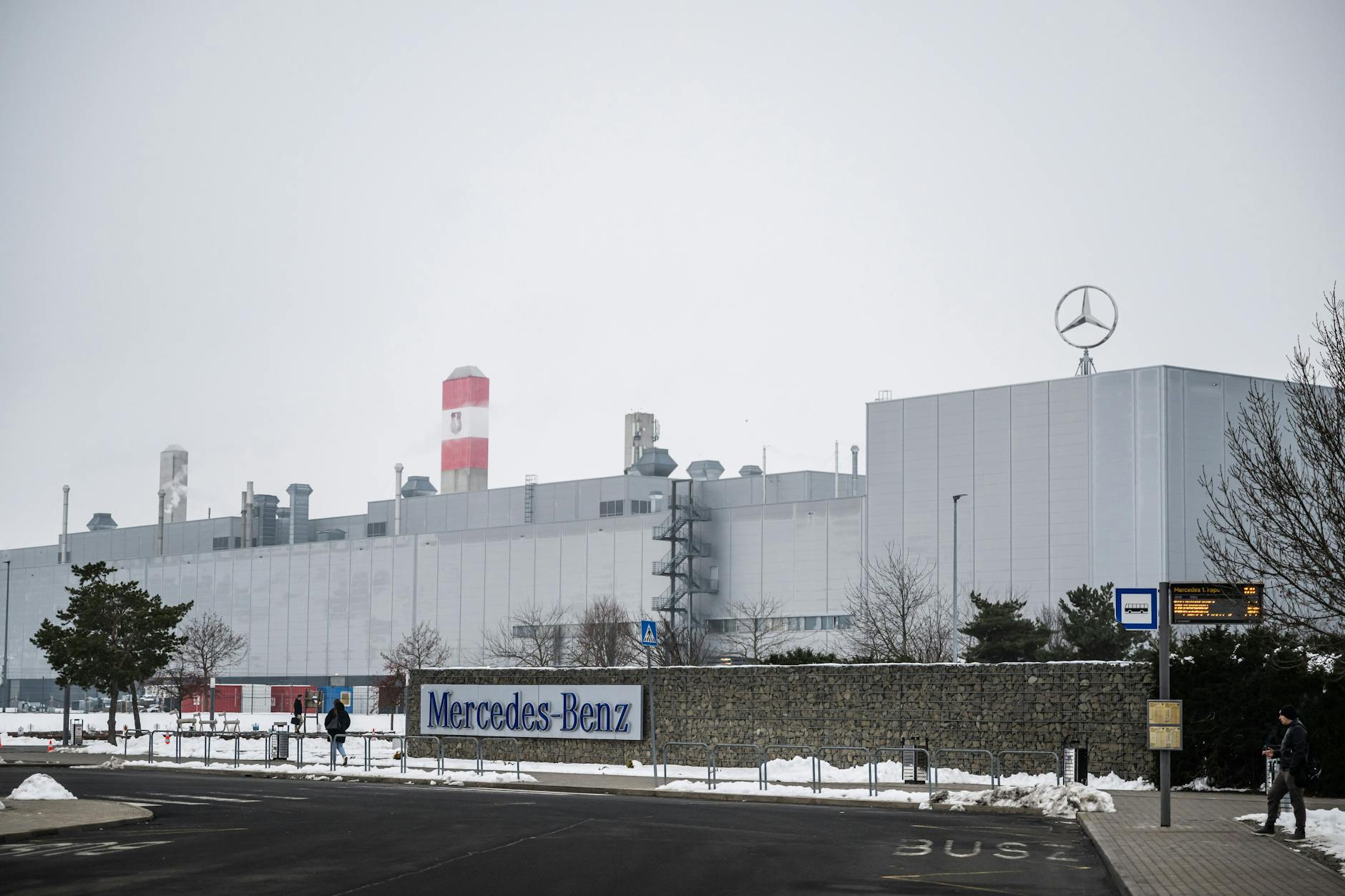 Das Mercedes-Werk im ungarischen Kecskemet ist laut Ungarns Außenminister Szijjártó das weltweit zweitgrößte des Herstellers.