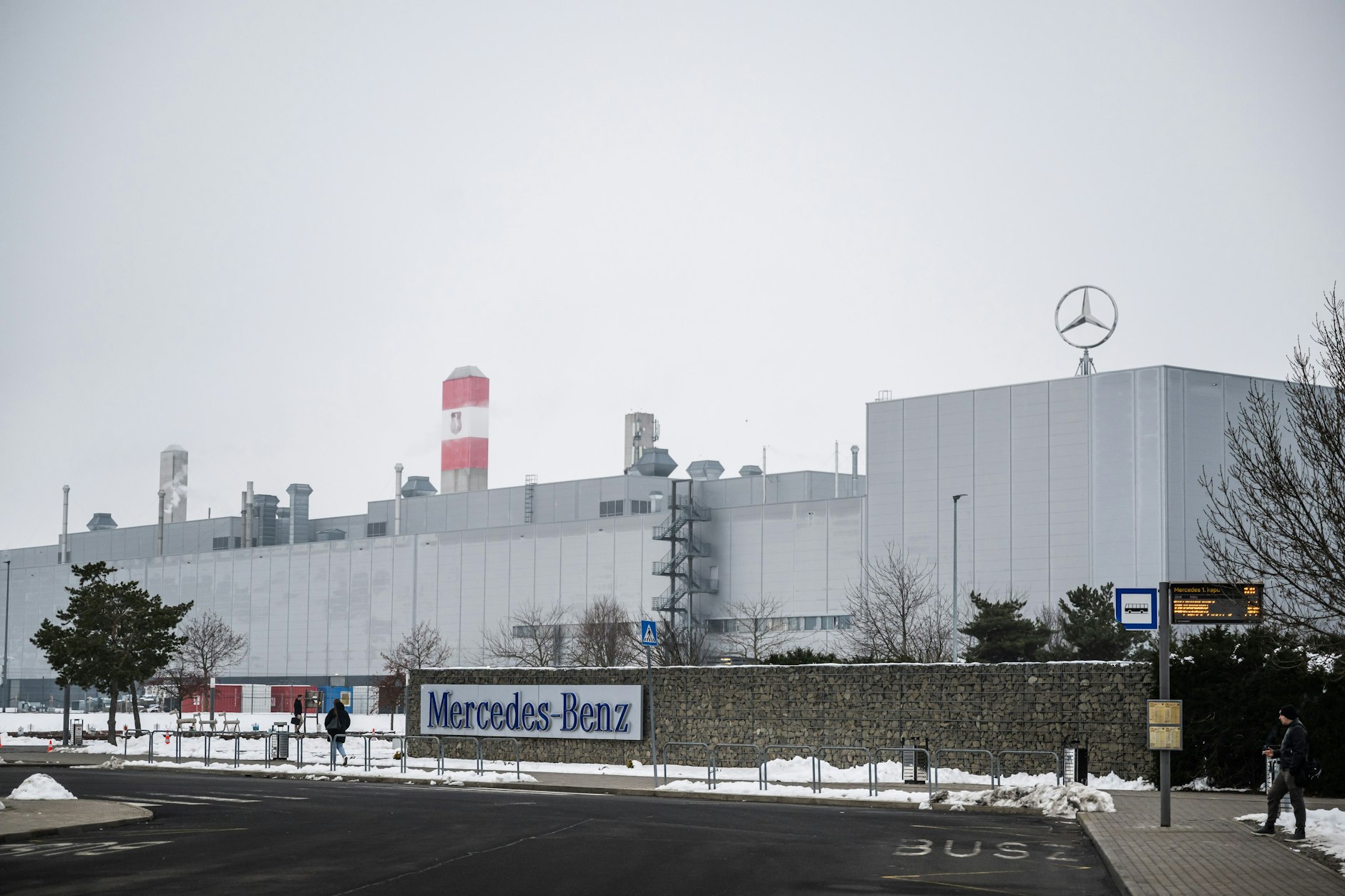 Das Mercedes-Werk im ungarischen Kecskemet ist laut Ungarns Außenminister Szijjártó das weltweit zweitgrößte des Herstellers.