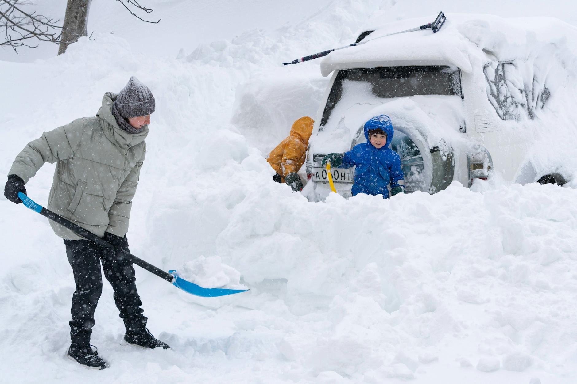 Erst schippen, dann fahren: Auch die Autos sind unter einer meterhohen Schneeschicht verschwunden.