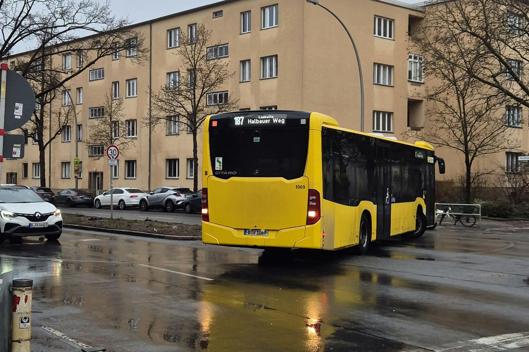 Der Bus 187 musste auf dem gesperrten Munsterdamm wenden.