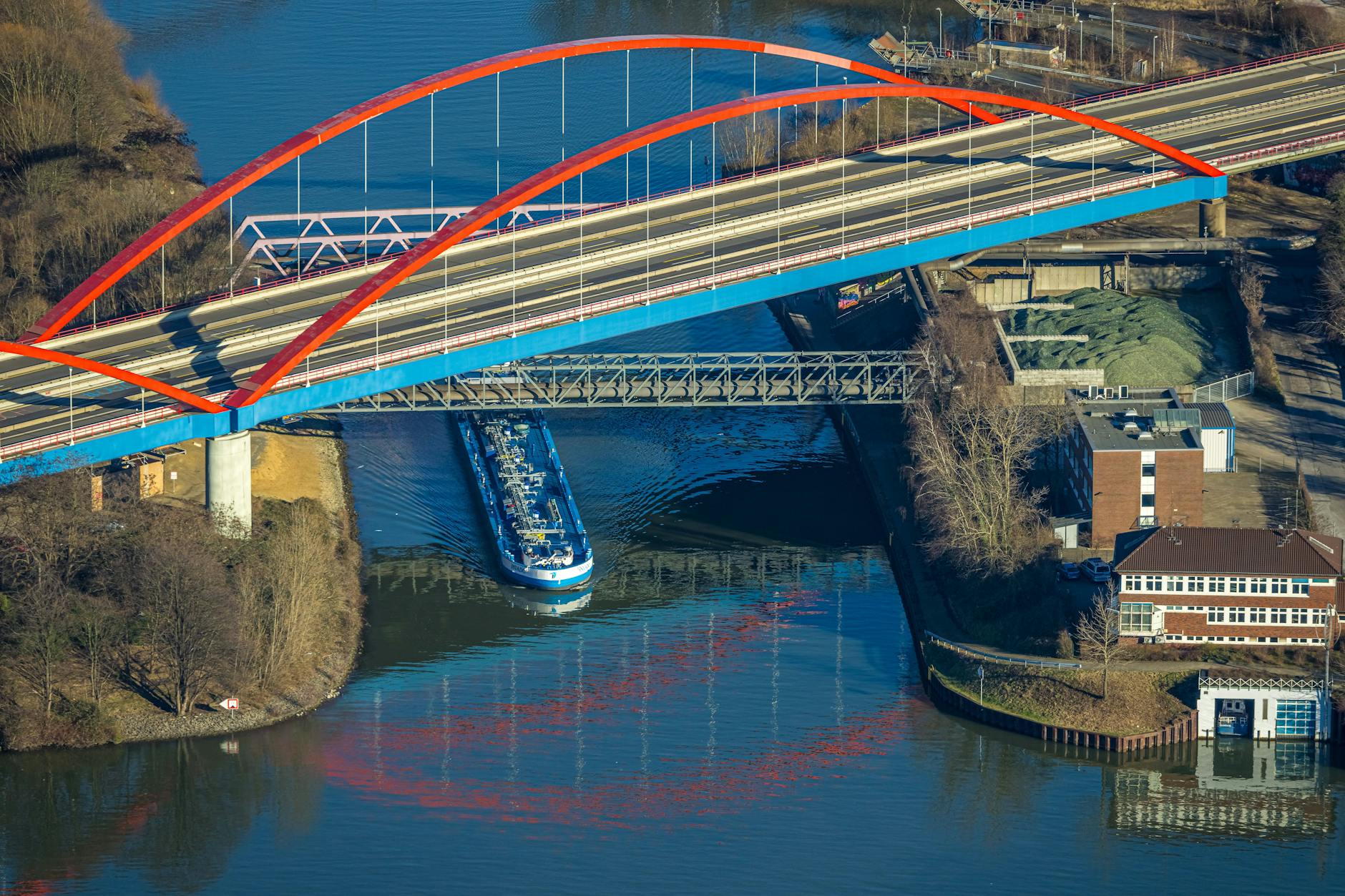 Die A42, die über den Rhein-Herne-Kanal führt: Hier kam es zu einer fatalen Massenkarambolage.
