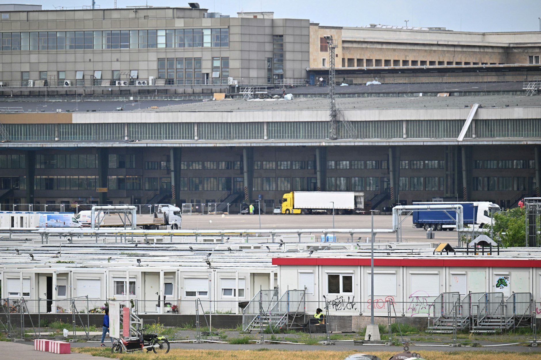 Die Anzahl der neuen Flüchtlinge in Berlin geht zurück, aber die Unterkünfte sind weiterhin überlastet.