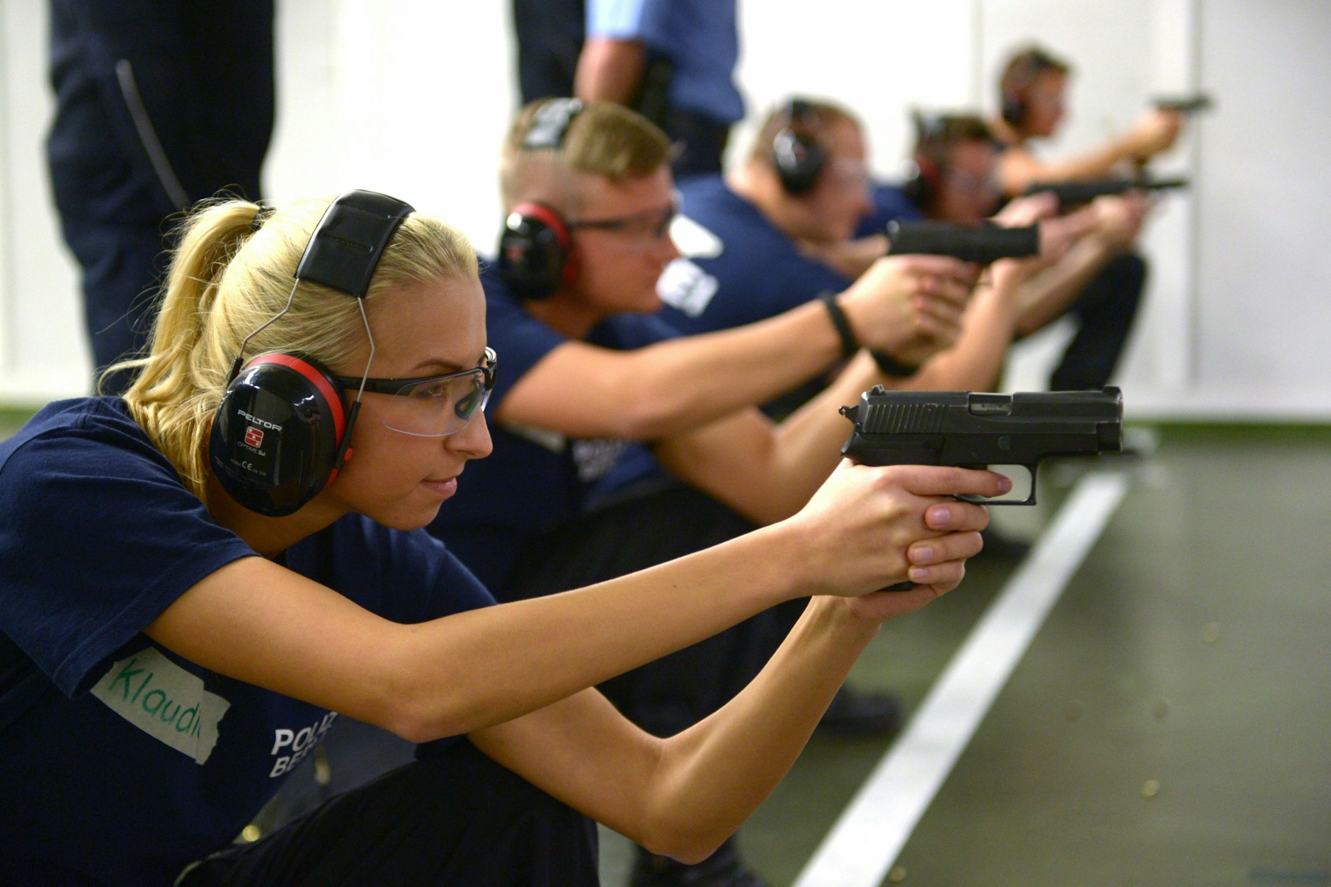 Polizeianwärterinnen und -anwärter beim Schießtraining