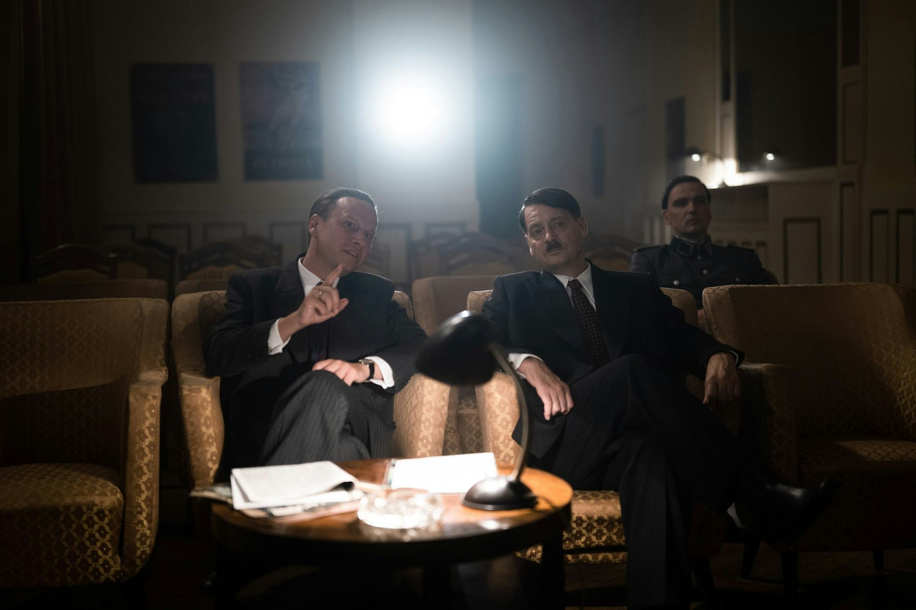 Robert Stadlober (l.) als Joseph Goebbels und Fritz Karl als Adolf Hitler