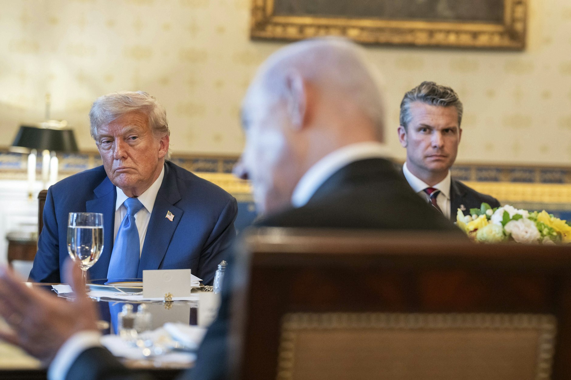 US-Präsident Donald Trump (l.) und Verteidigungsminister Pete Hegseth (r.) hören dem israelischen Premierminister Benjamin Netanjahu (v.) bei einem Abendessen zu seinen Ehren im Weißen Haus zu.