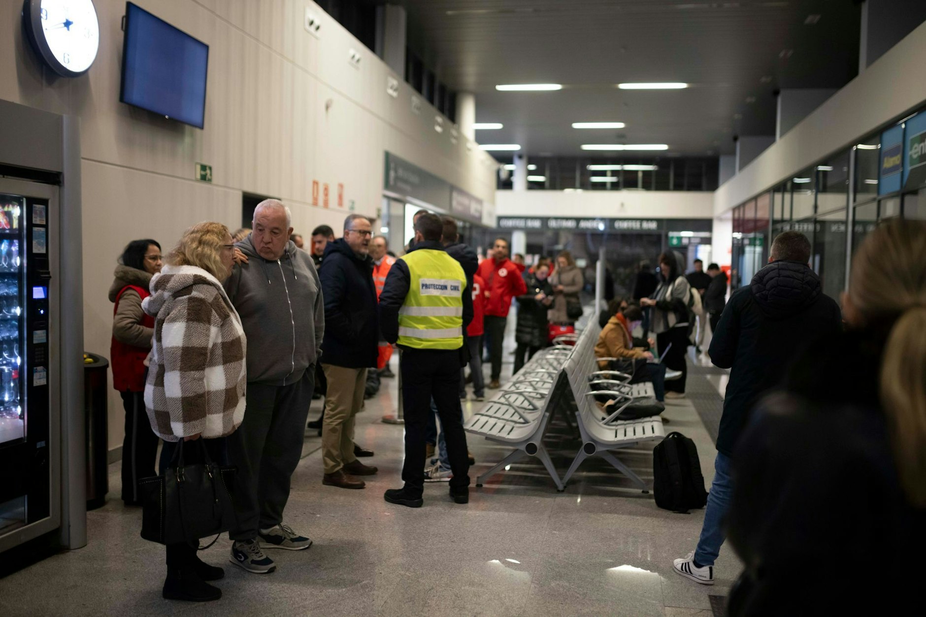 Angehörige der Passagiere des Zuges von Puerta de Atocha nach Huelva kommen zum Bahnhof von Huelva.