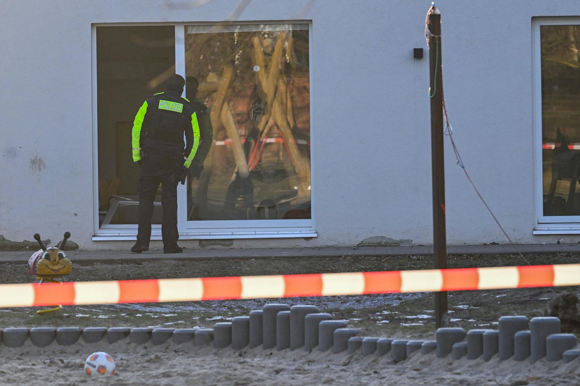 In der Kita Adlerküken stirbt ein fünfjähriger Junge, nachdem eine Glastür umgefallen war.