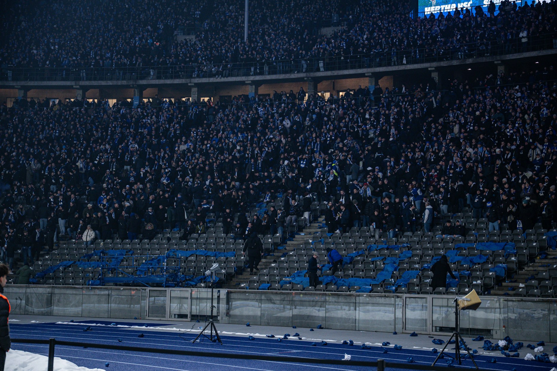 Hertha-Fans stellen aus Protest gegen den Polizeieinsatz rund um die Ostkurve den Support beim Spiel gegen Schalke ein.