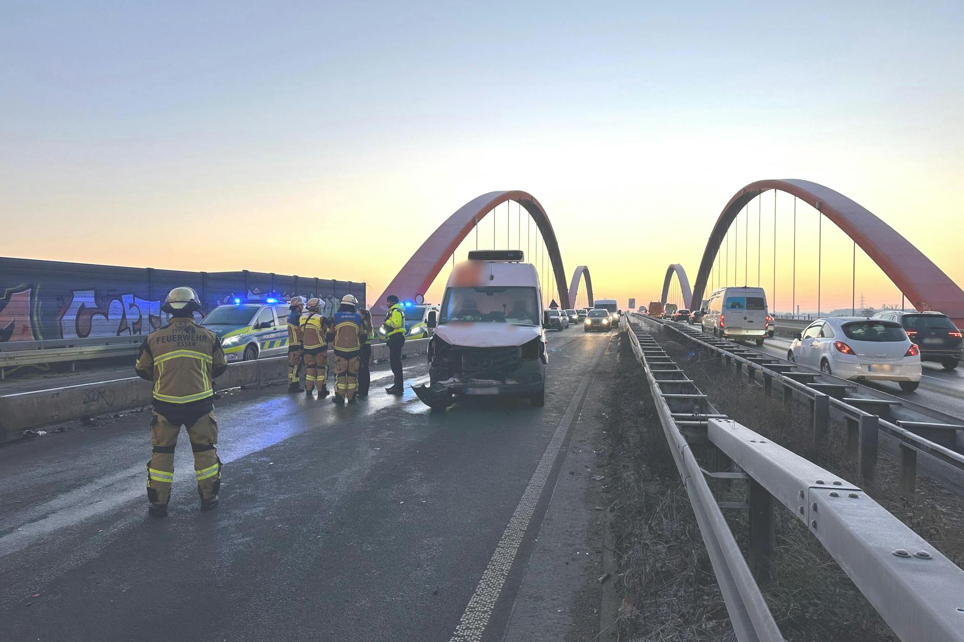 Auf glatter Fahrbahn sind am Morgen auf der Autobahn 42 zwischen Essen und Bottrop 26 Fahrzeuge kollidiert.