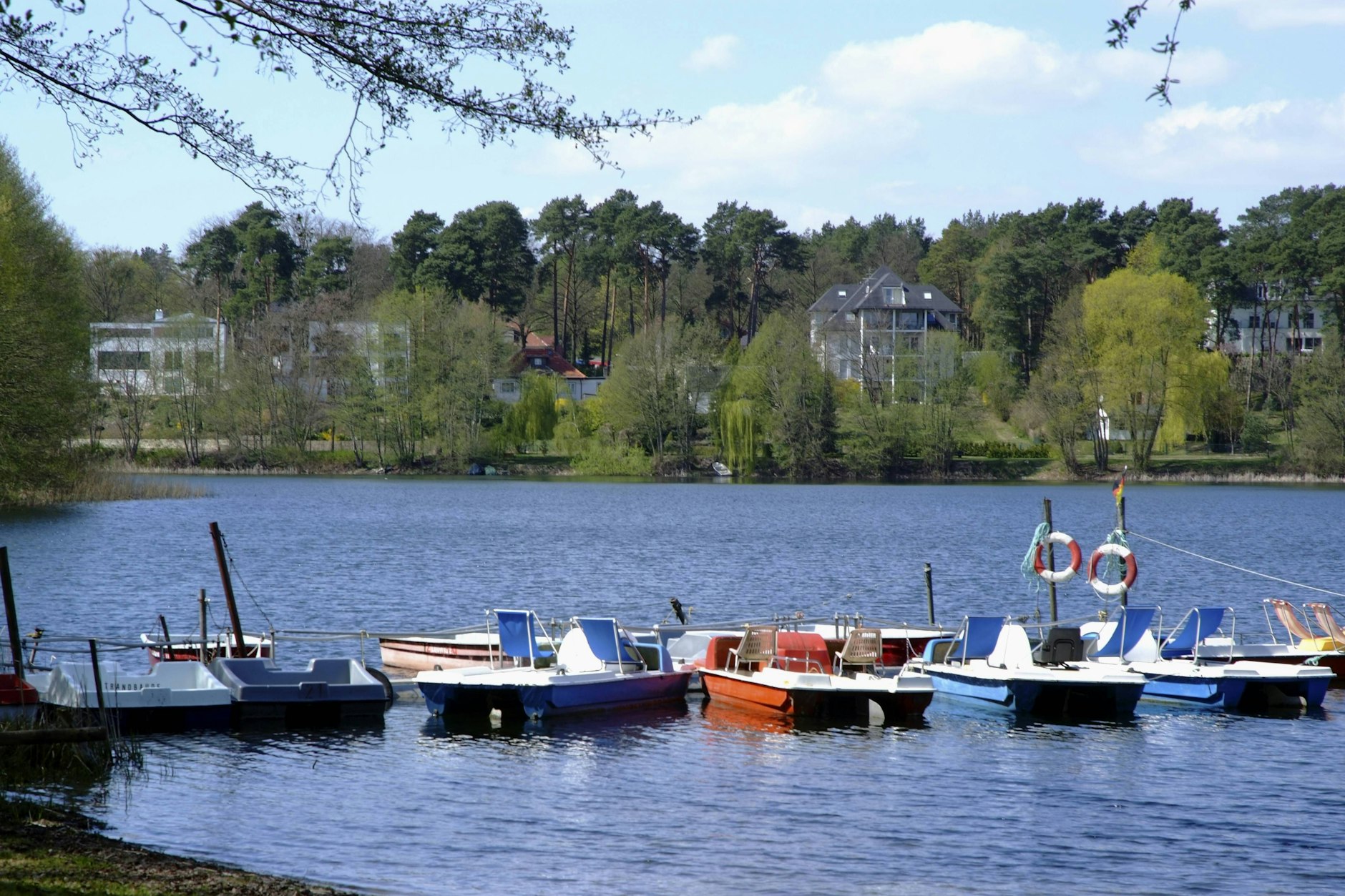 Der Glienicker See zwischen Berlin und Brandenburg