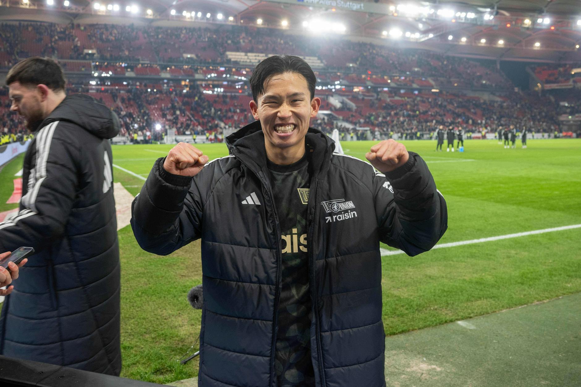 Geht doch: Woo-yeong Jeong freute sich natürlich über sein Tor gegen Stuttgart und jubelte nach Abpfiff vor den Fans des 1. FC Union Berlin.