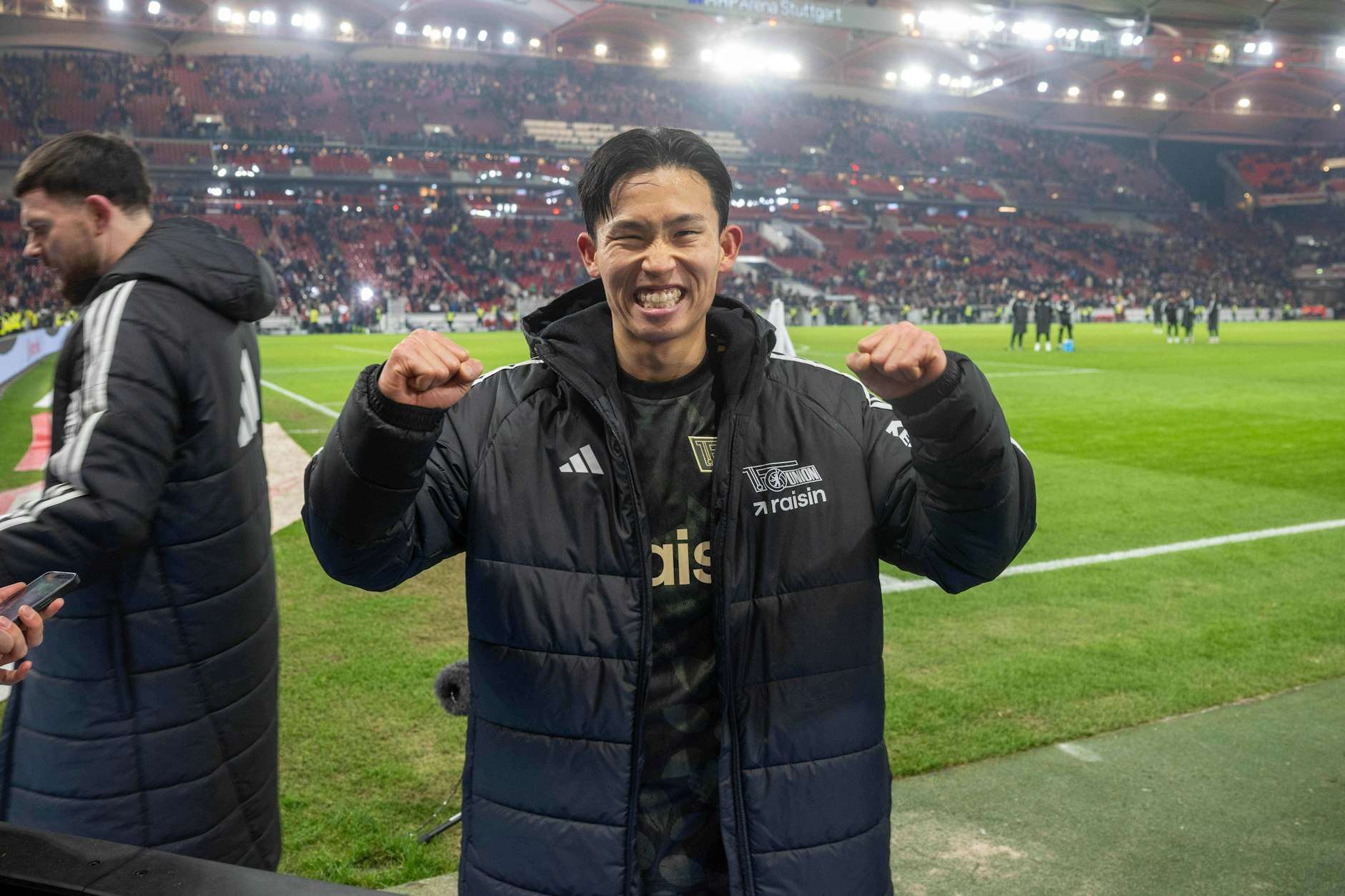 Geht doch: Woo-yeong Jeong freute sich natürlich über sein Tor gegen Stuttgart und jubelte nach Abpfiff vor den Fans des 1. FC Union Berlin.