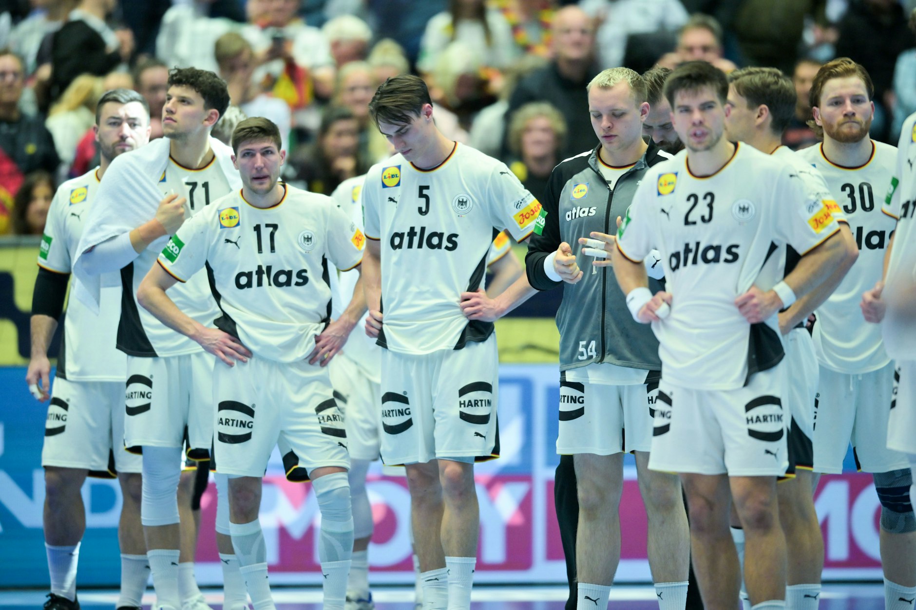 Die deutschen Handballer stehen nach der Niederlage gegen Serbien unter Druck. Es droht das EM-Aus.
