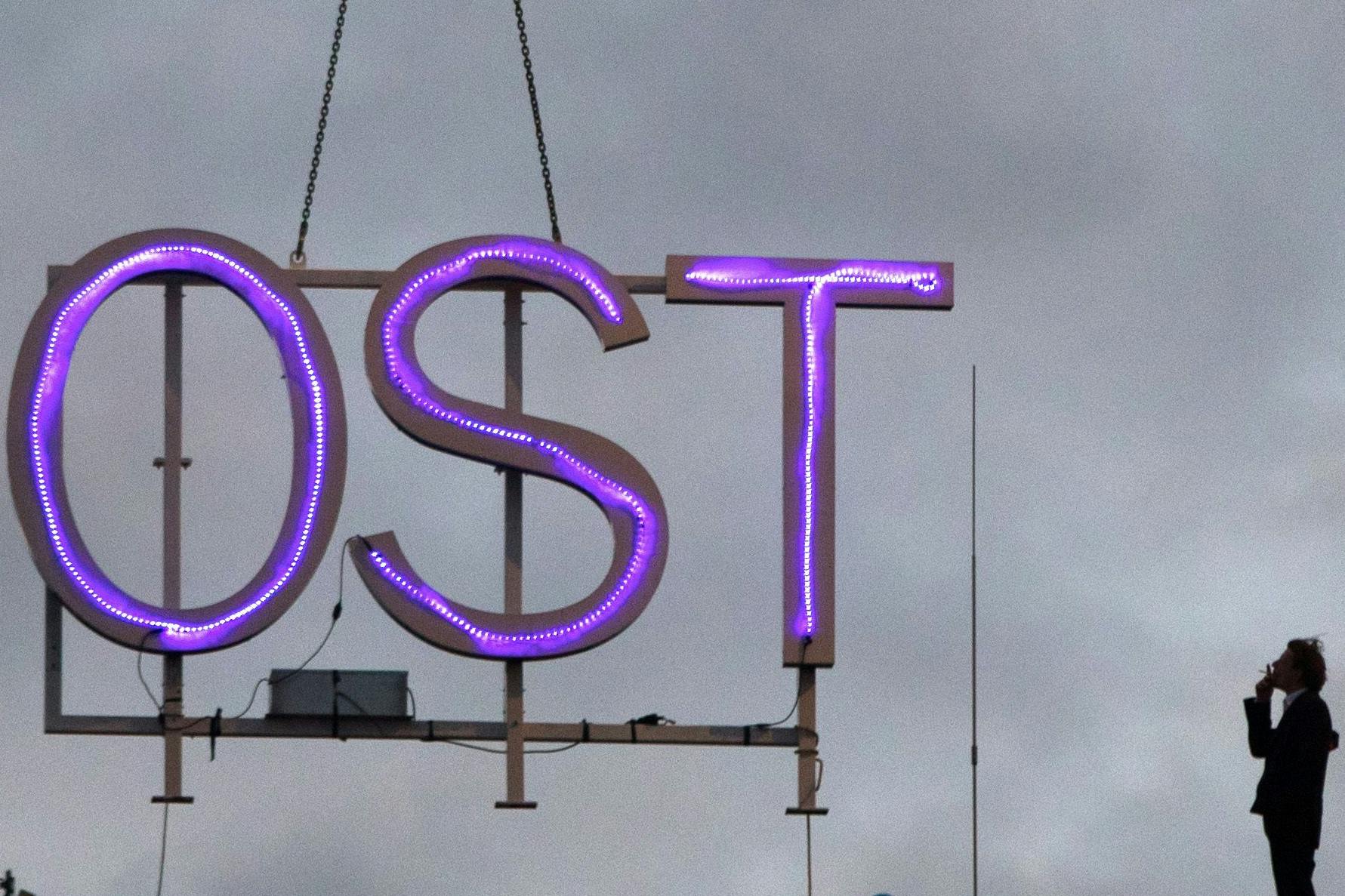 Bert Neumanns Schriftzug „OST“ auf dem Dach der Volksbühne wird am 24.06.2017 während der letzten Vorstellung von „Die Brüder Karamasow“ (Regie: Frank Castorf) entfernt. Auch auf dem Bild: Alexander Scheer.