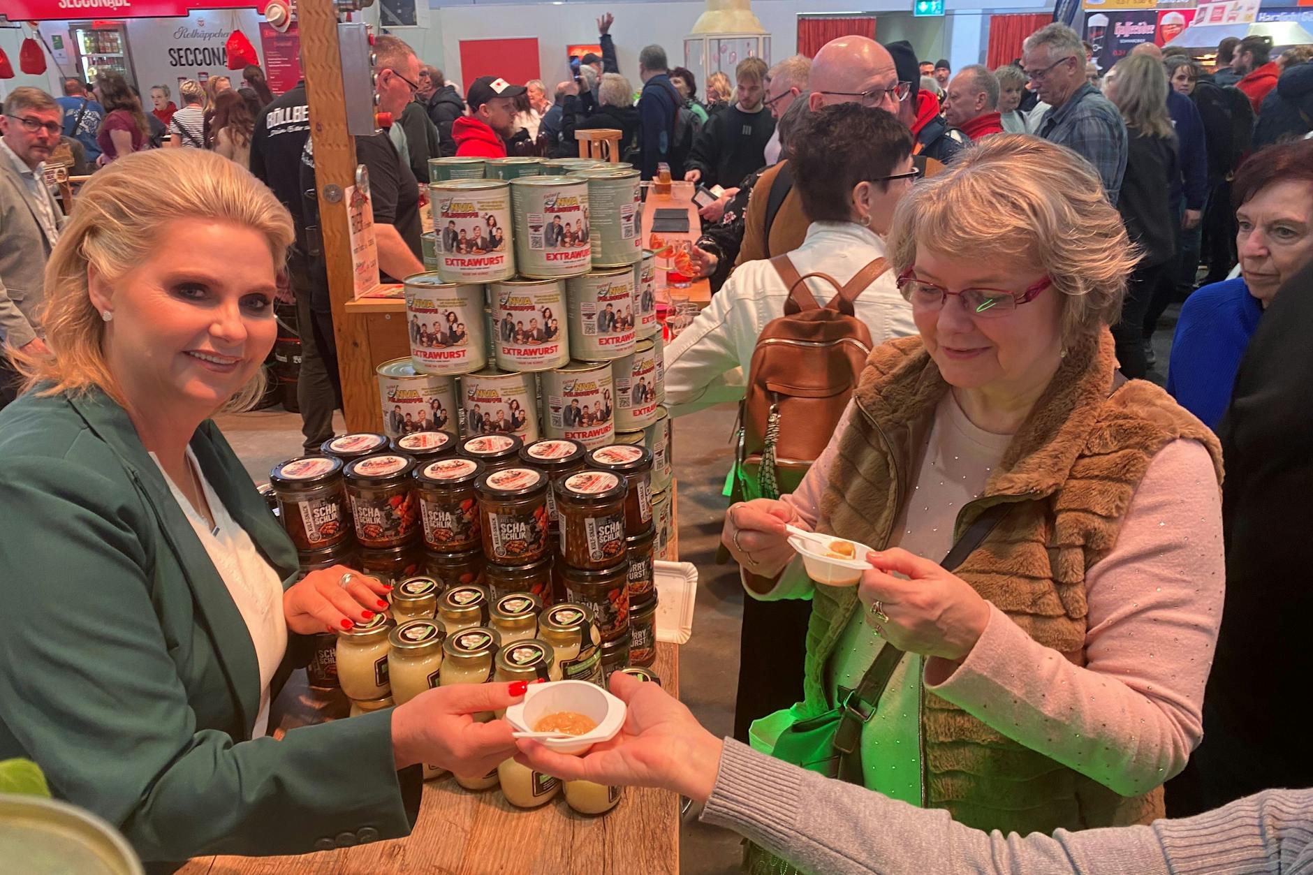 In der Halle 23.b ist Antje Mandelkow mit ihreen DDR-Suppen, der Andrang ist groß.