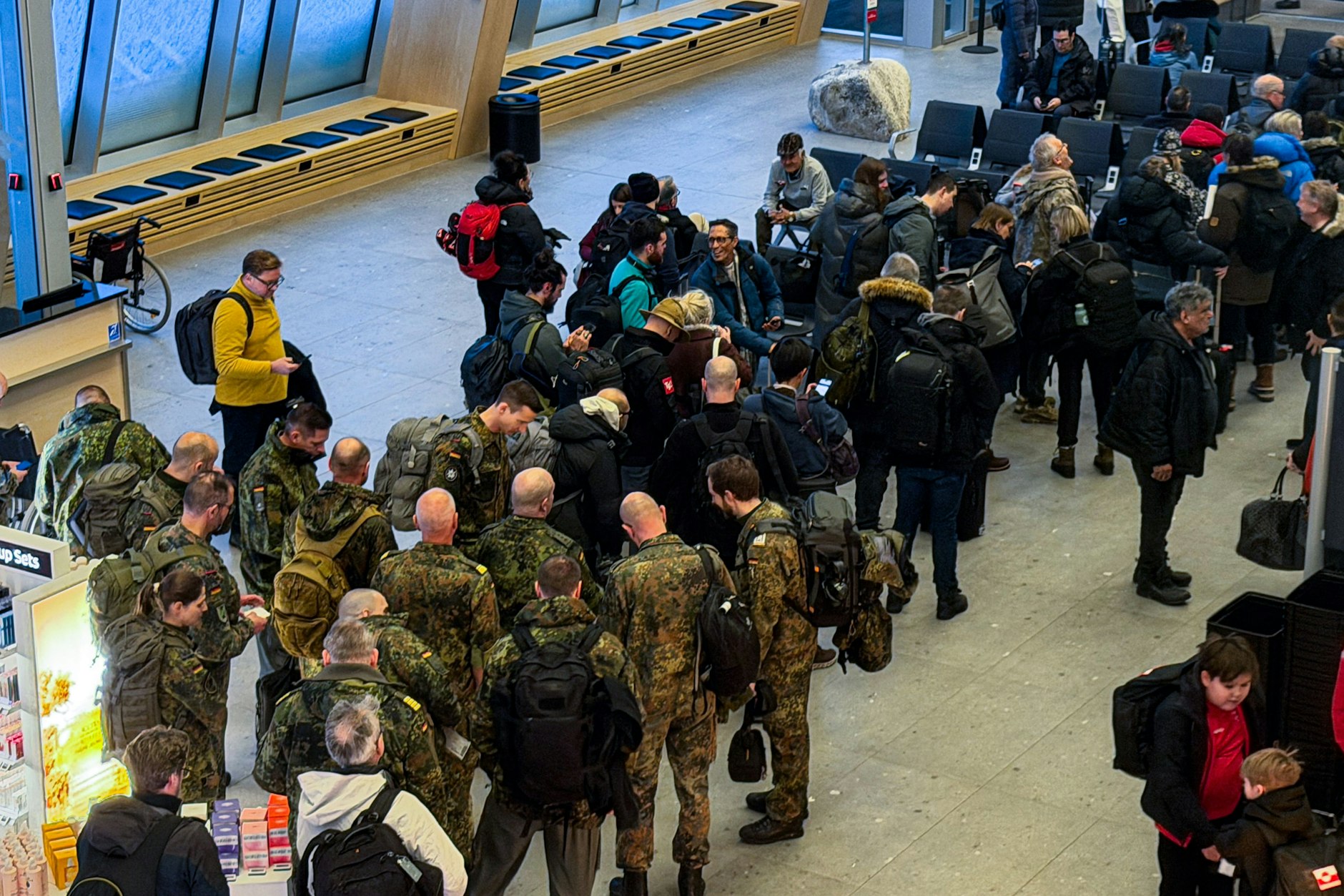 Deutsche Bundeswehrsoldaten warten auf ihren Rückflug am Flughafen Nuuk, Grönland.