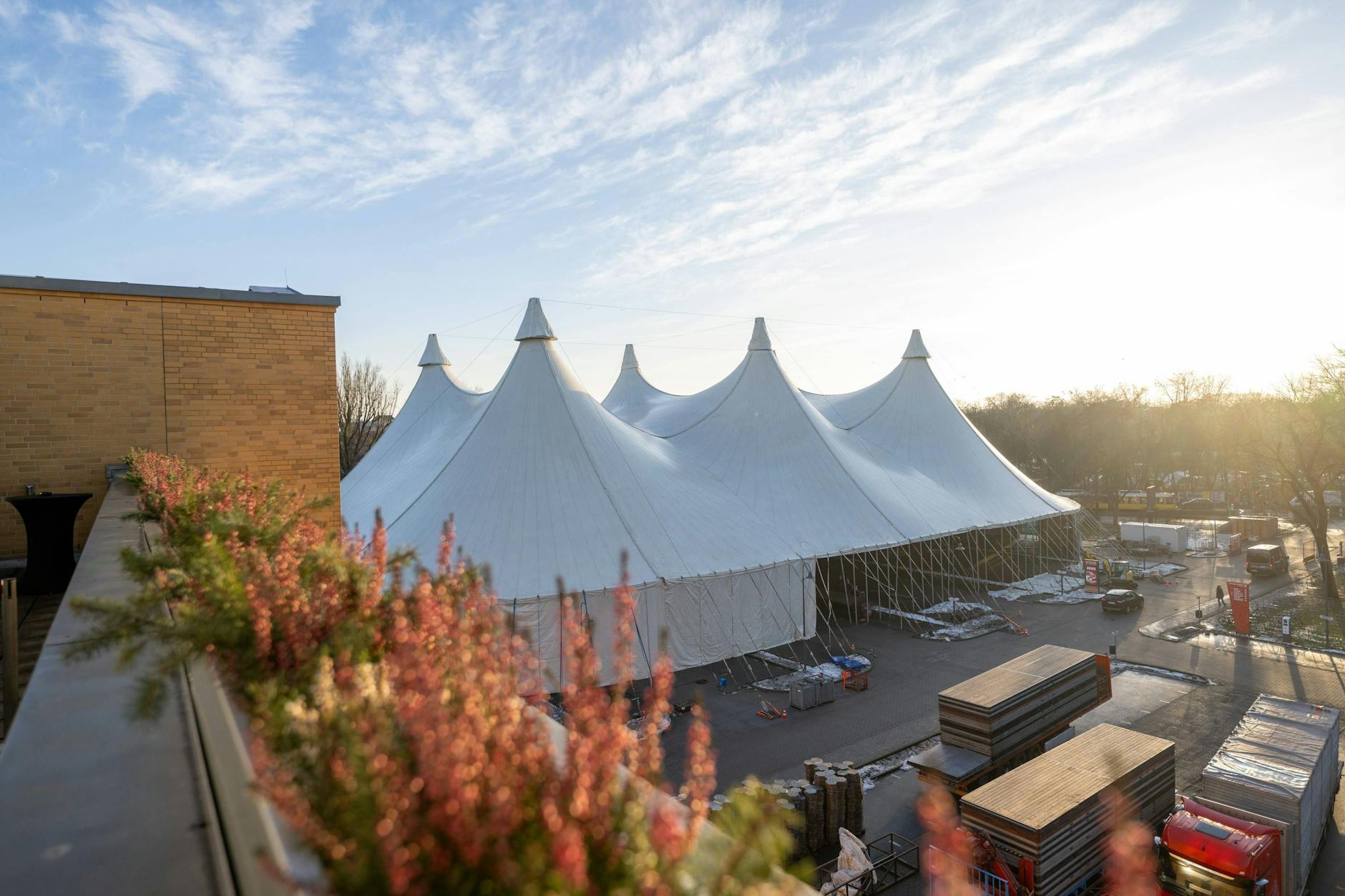Alles bereit für eine eiserne Party: Der 1. FC Union Berlin feiert am Dienstag vor dem Stadion An der Alten Försterei seinen 60. Geburtstag.