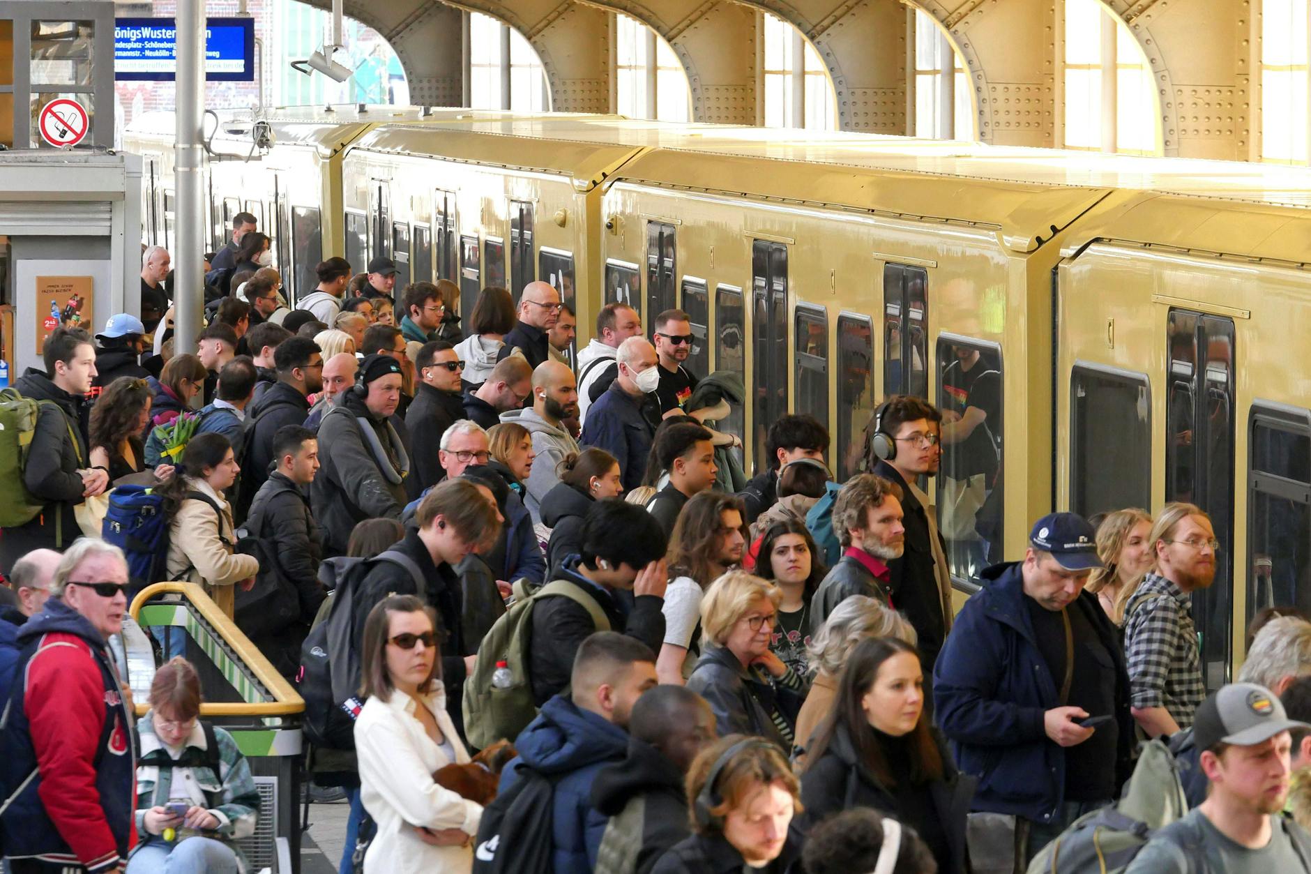 Etliche S-Bahn-Linien in Berlin fahren am Montagmorgen nur unterbrochen.