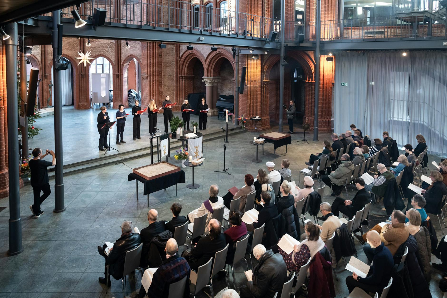 Rund 40 Besucher waren Sonntag in der Heilig-Kreuz-Kirche in Kreuzberg dabei.