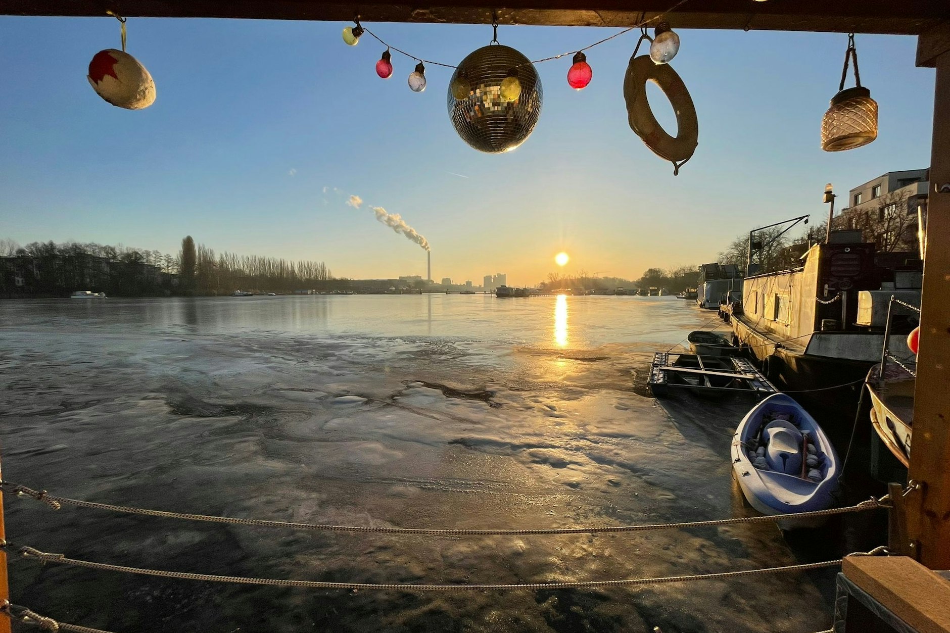 So sah es Montagmorgen auf der Rummelsburger Bucht aus. Das Eis ist noch da.