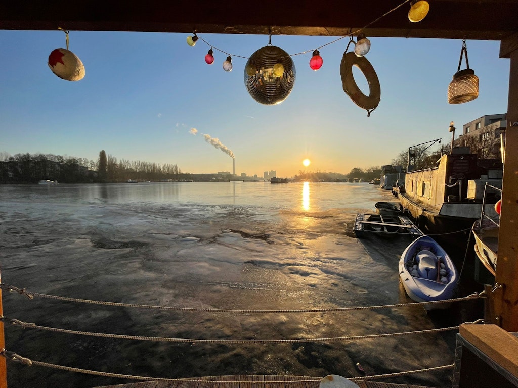 Hubschrauber-sucht-Mensch-auf-dem-Eis