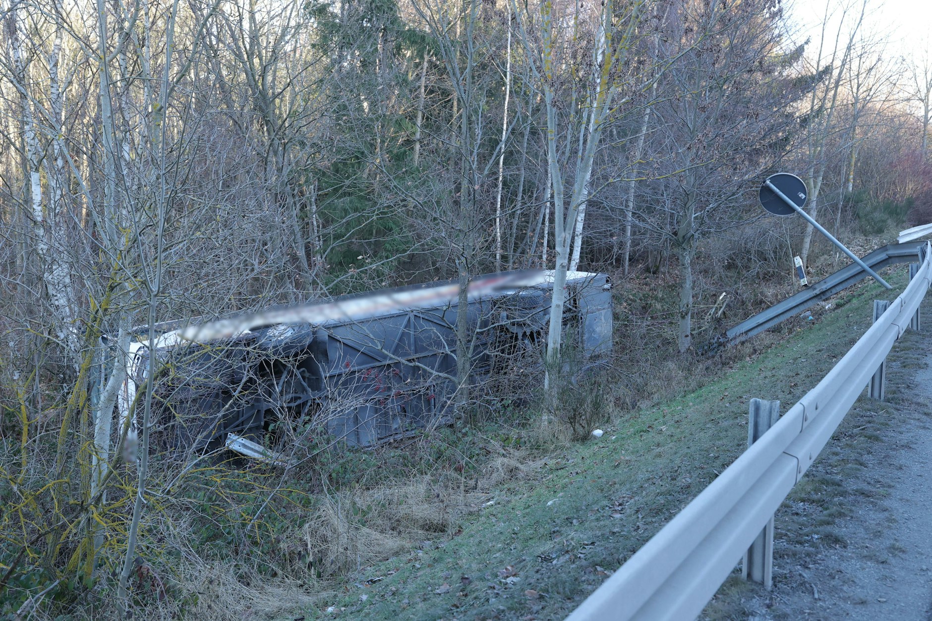 Beim schweren Busunfall auf der A9 wurden mehrere Insassen verletzt.