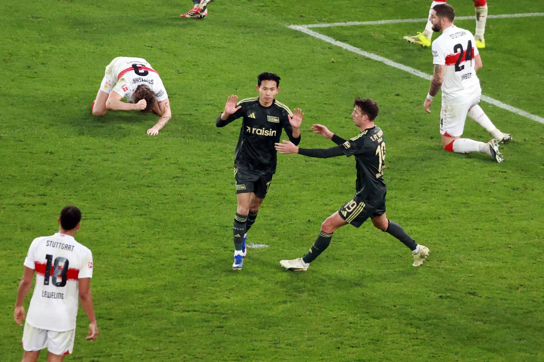 Um diese Szene geht es: Union-Stürmer Woo-yeong Jeong will nach seinem Tor zum 1:1 gegen Ex-Klub Stuttgart nicht jubeln und hebt entschuldigend beide Arme.