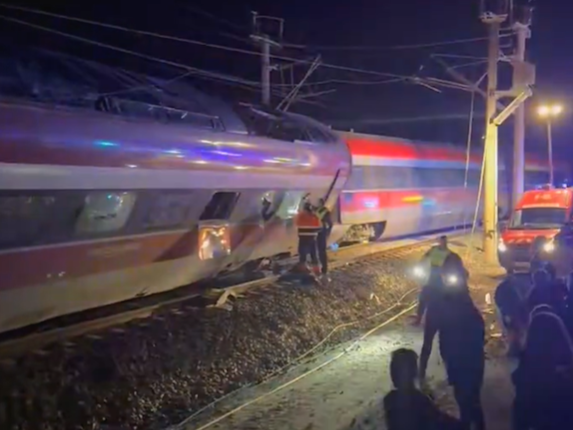 In Andalusien entgleiste am Abend ein Zug und stieß mit einem anderen zusammen. Mindestens 39 Menschen starben.