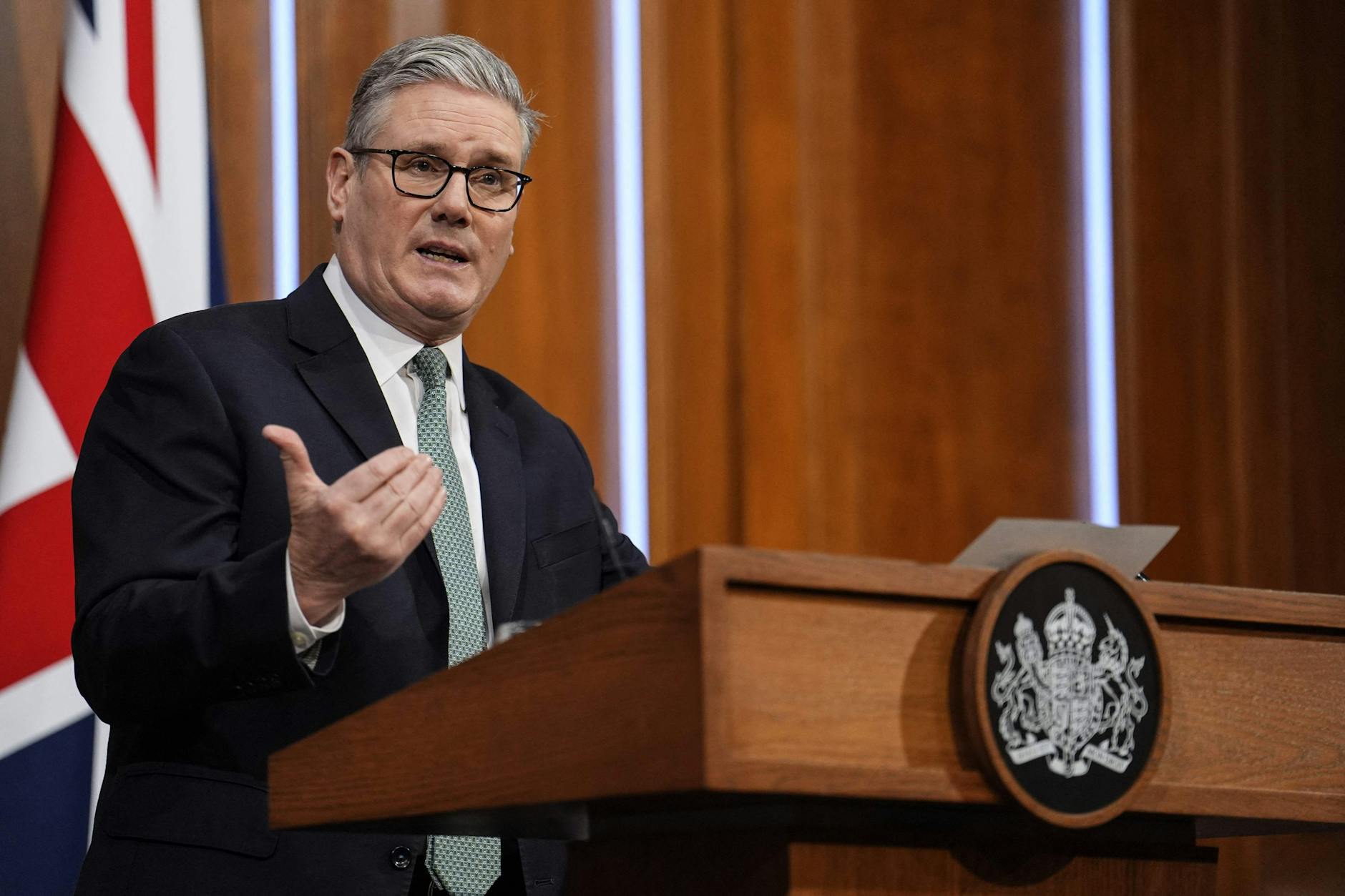 Britischer Premierminister Starmer bei Pressekonferenz in London.