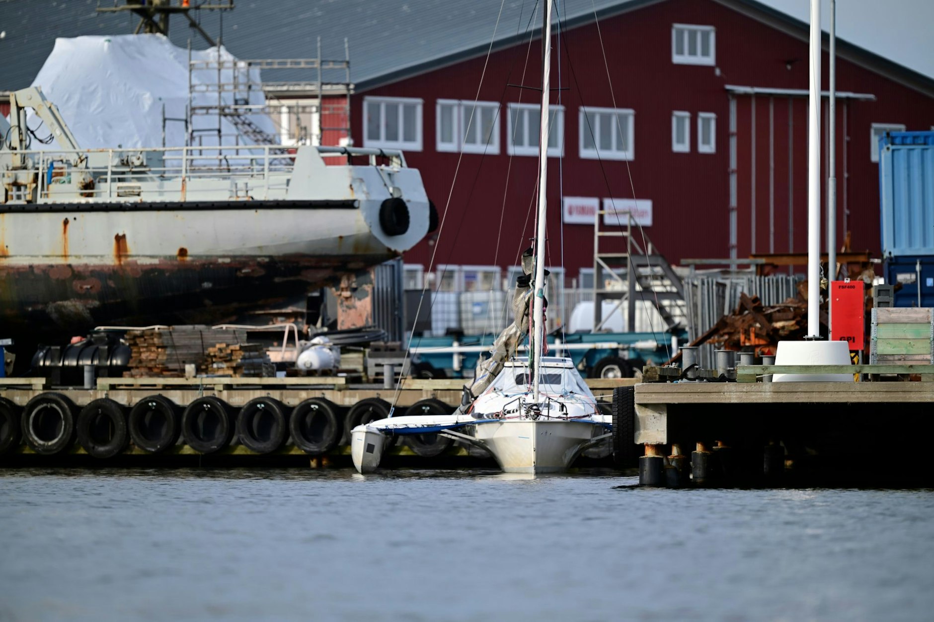 Dieses Boot ist zum Tatort geworden, liegt im Hafen.