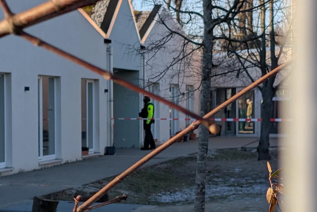 In der Kita befinden sich derzeit noch einige Einsatzkräfte der Polizei.