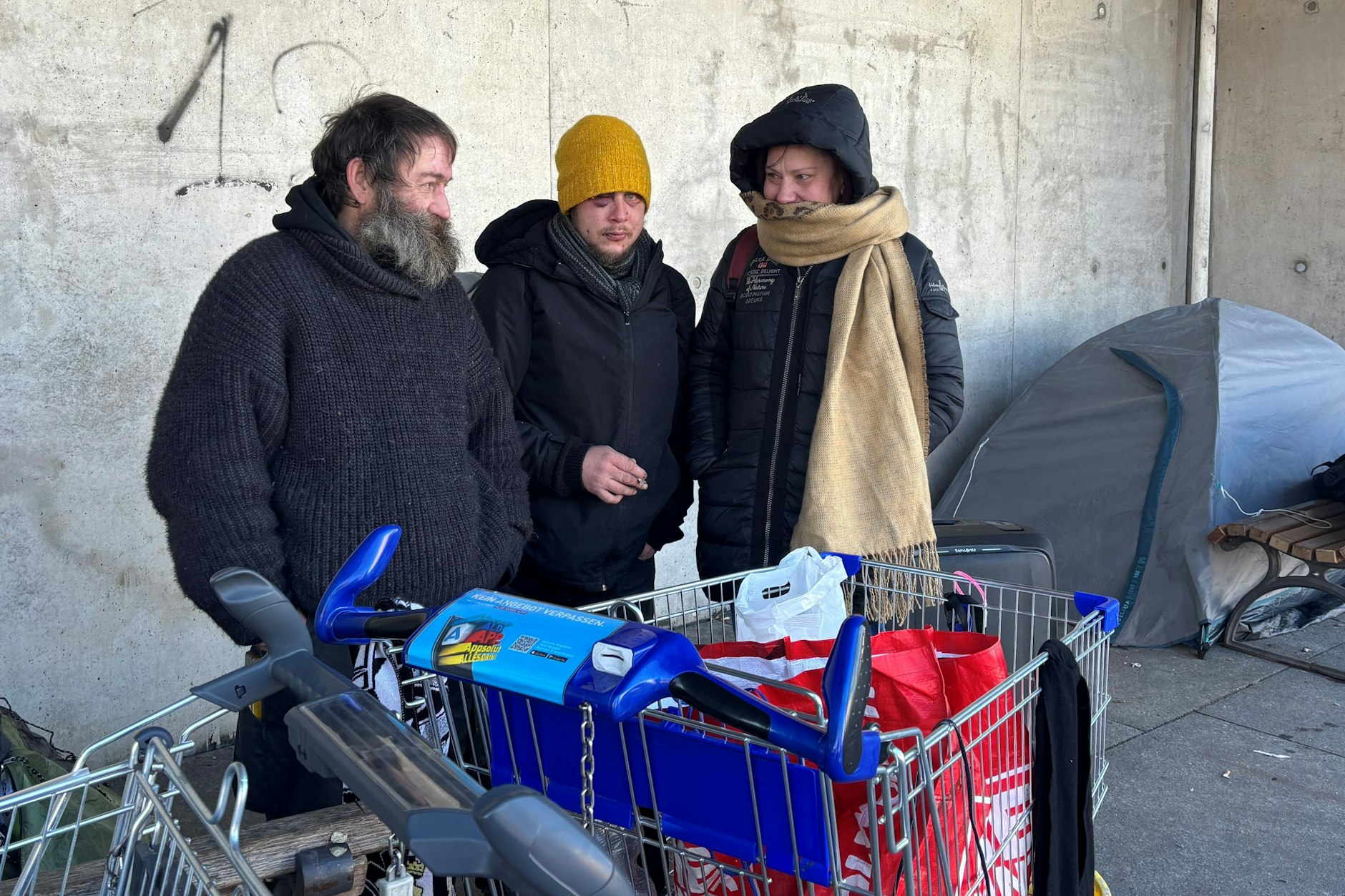 Jens (l.), Mike und Kamila (r.) stehen an ihrem Schlafplatz im Regierungsviertel.