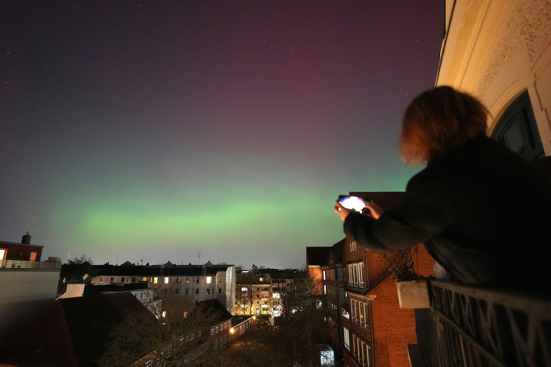 Polarlichter leuchten am Nachthimmel über der Hansestadt Hamburg und laden zum Fotografieren ein. 