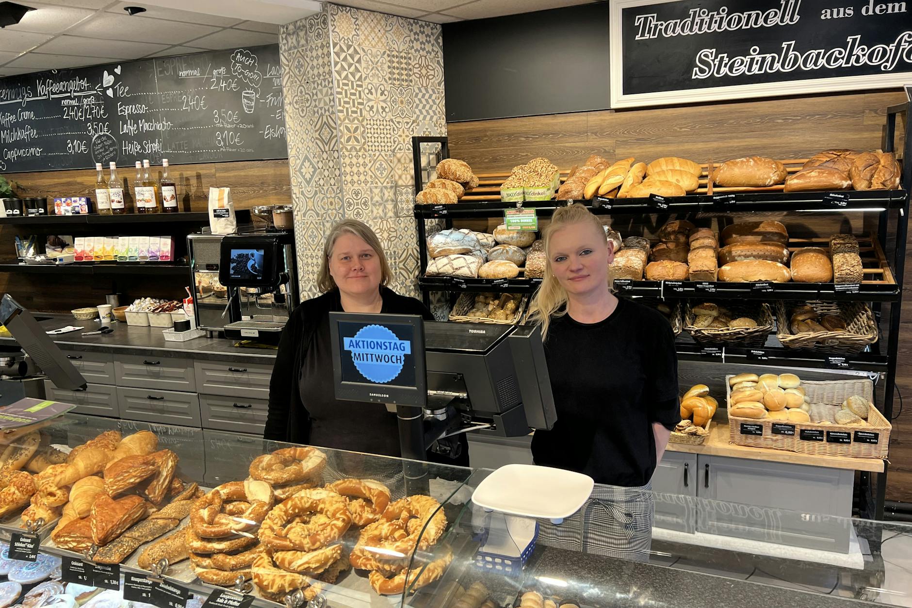 Nicole Breitenbach (l.) und Kristin Damm im Café Altstadt Köpenick, das von der Bäckerei Hennig betrieben wird.