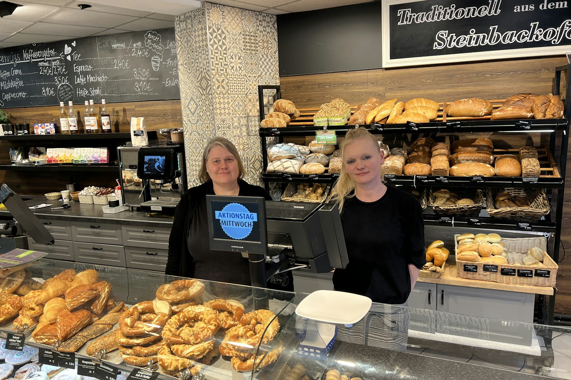 Nicole Breitenbach (l.) und Kristin Damm im Café Altstadt Köpenick, das von der Bäckerei Hennig betrieben wird.