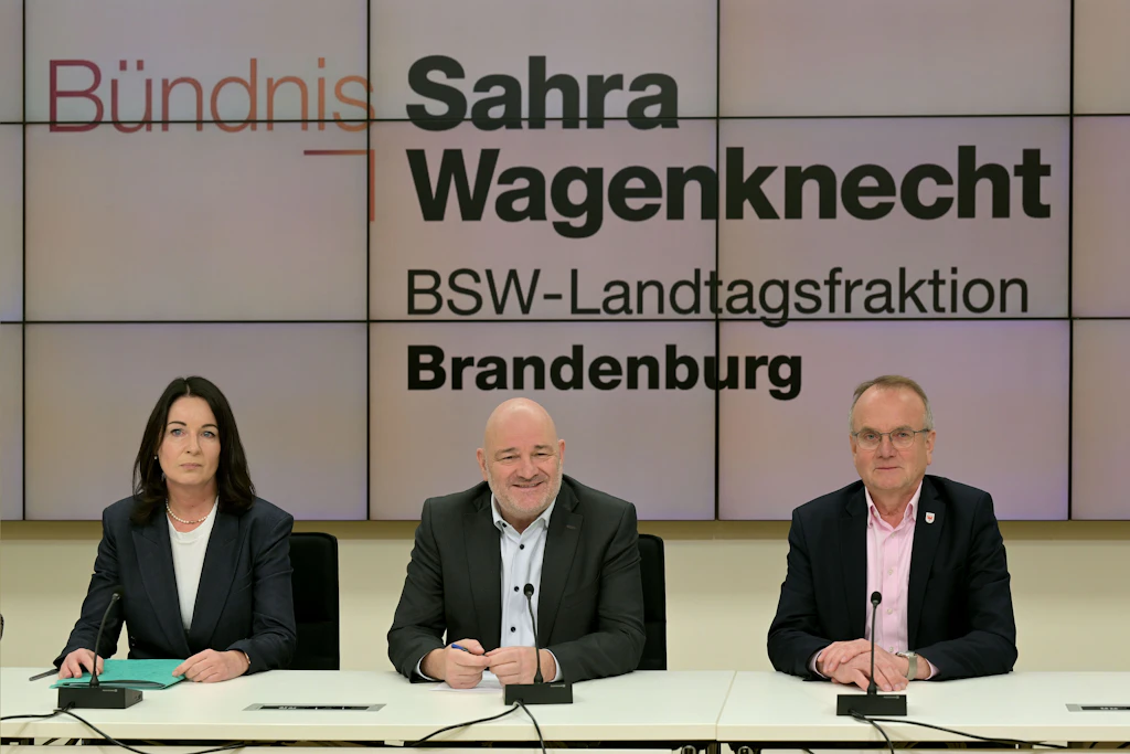 Britta Müller, Robert Crumbach und Detlef Tabbert (v.ln.r.) bei einer Pressekonferenz im Landtag Brandenburg. Nach dem Bruch der SPD/BSW-Koalition in Brandenburg treten Verkehrsminister Tabbert und Gesundheitsministerin Müller aus dem Bündnis Sahra Wagenknecht (BSW) aus, Finanzminister Crumbach war bereits ausgetreten.