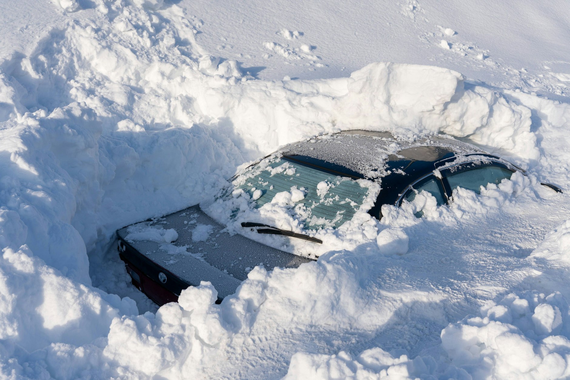 Ein Auto ist fast vollständig im Schnee versunken.