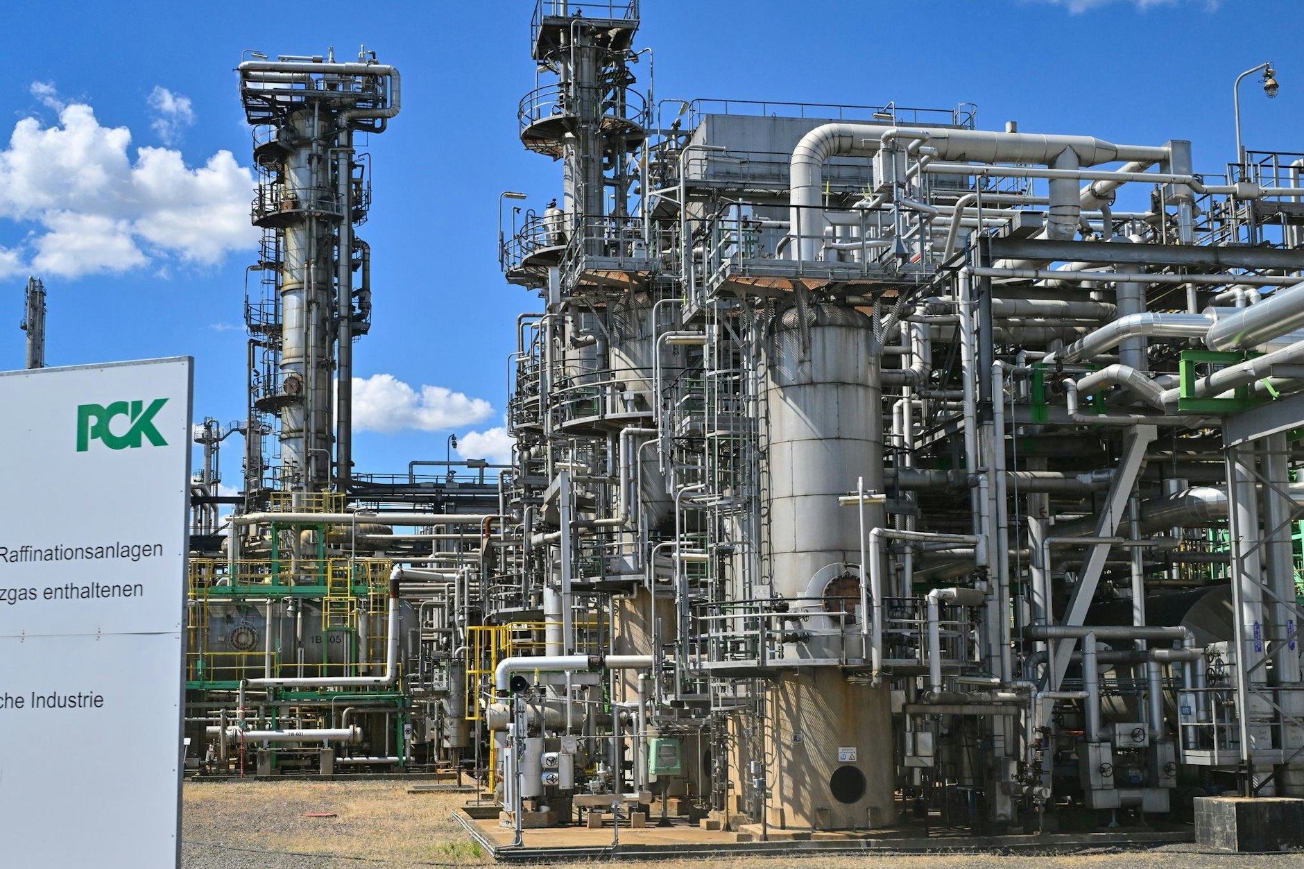 Die Novelle des Außenwirtschaftsgesetzes soll die Existenz der PCK-Raffinerie trotz Sanktionen sichern.