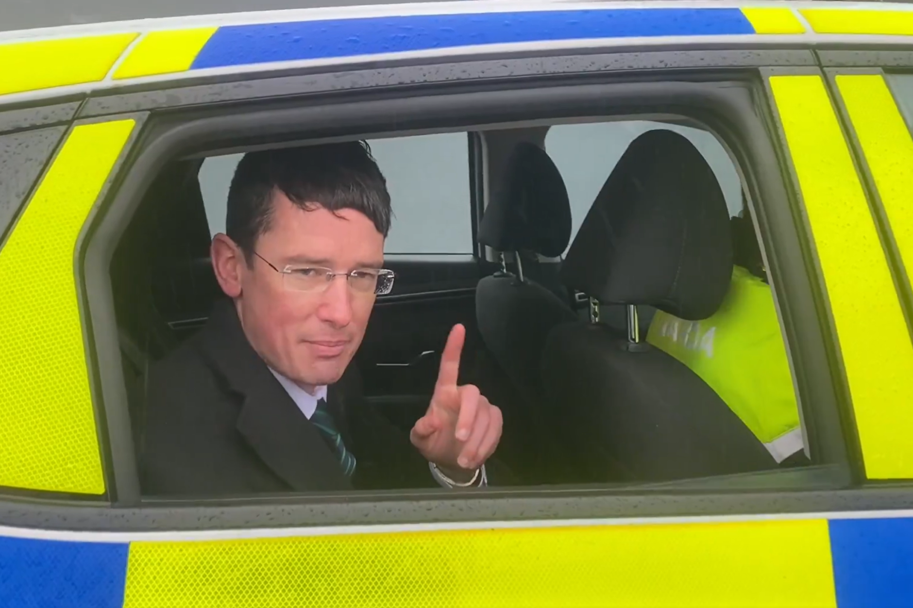 Enoch Burke nach seiner erneuten Festnahme in einem Polizeifahrzeug.