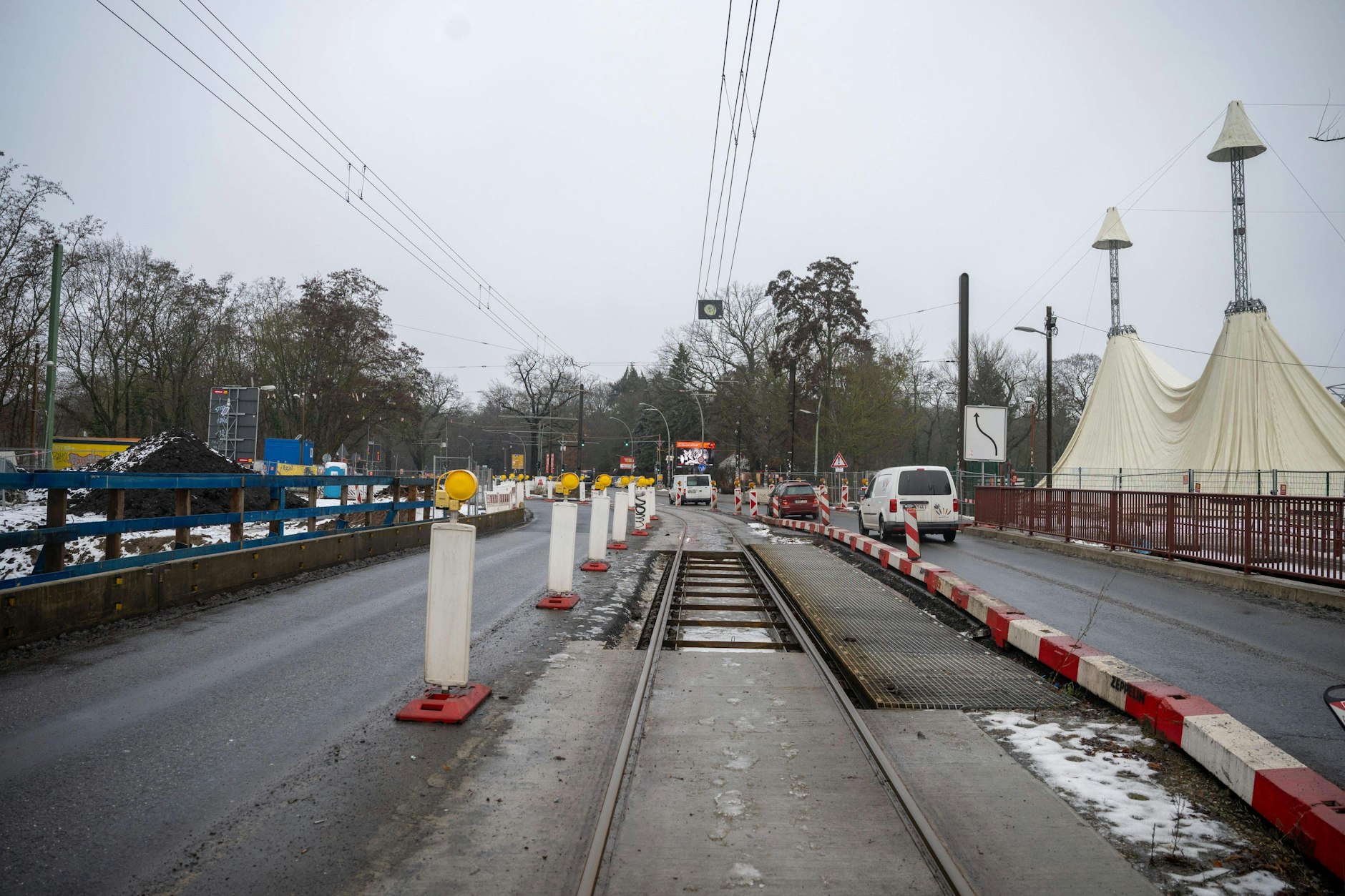 Auf der Pyramidenbrücke läuft der Verkehr nur jeweils auf einer Spur. Die Straßenbahn (M.) hat sogar nur ein Gleis. 