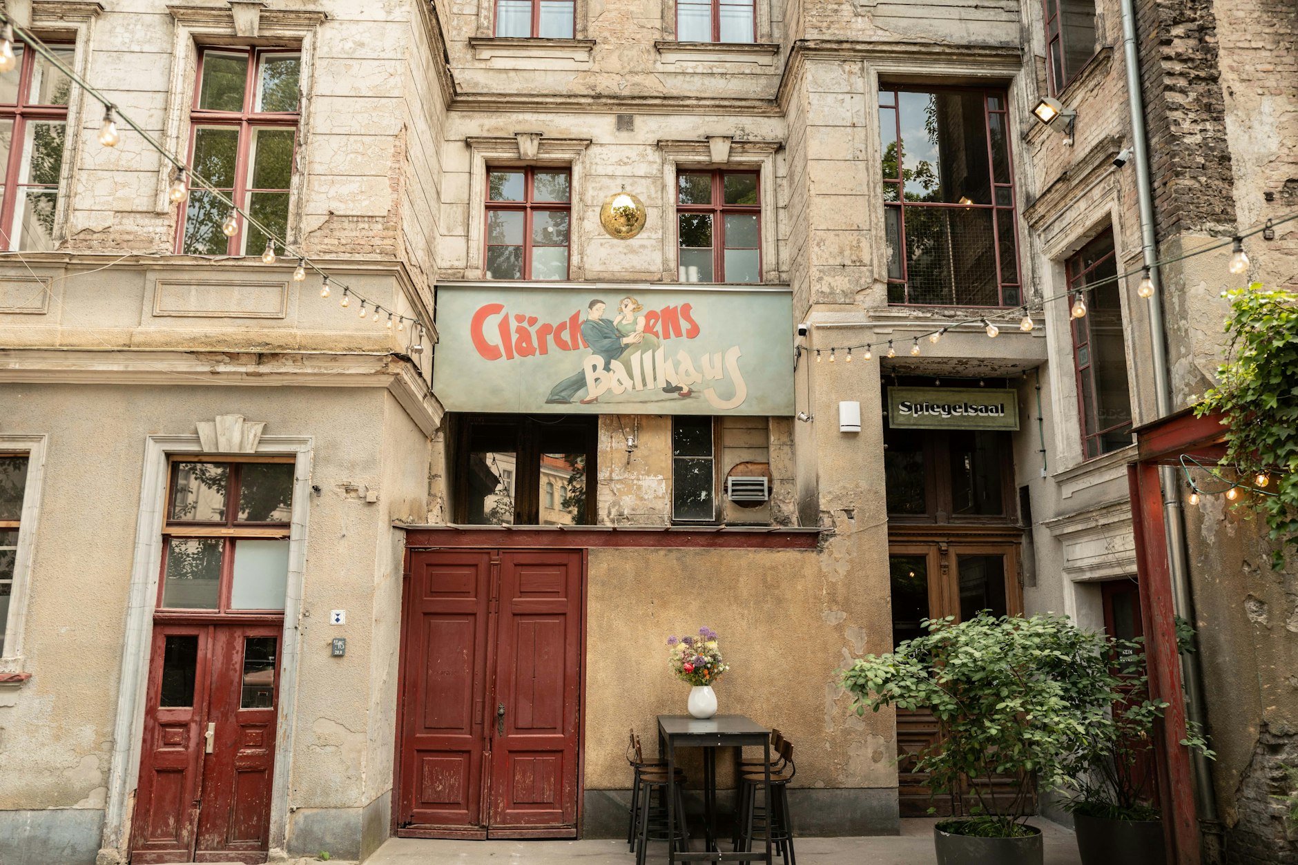 Das Clärchens Ballhaus könnte bald ein einem Film oder einer Serie zu sehen sein. Dort scheint eine internationale Produktion tätig zu sein.